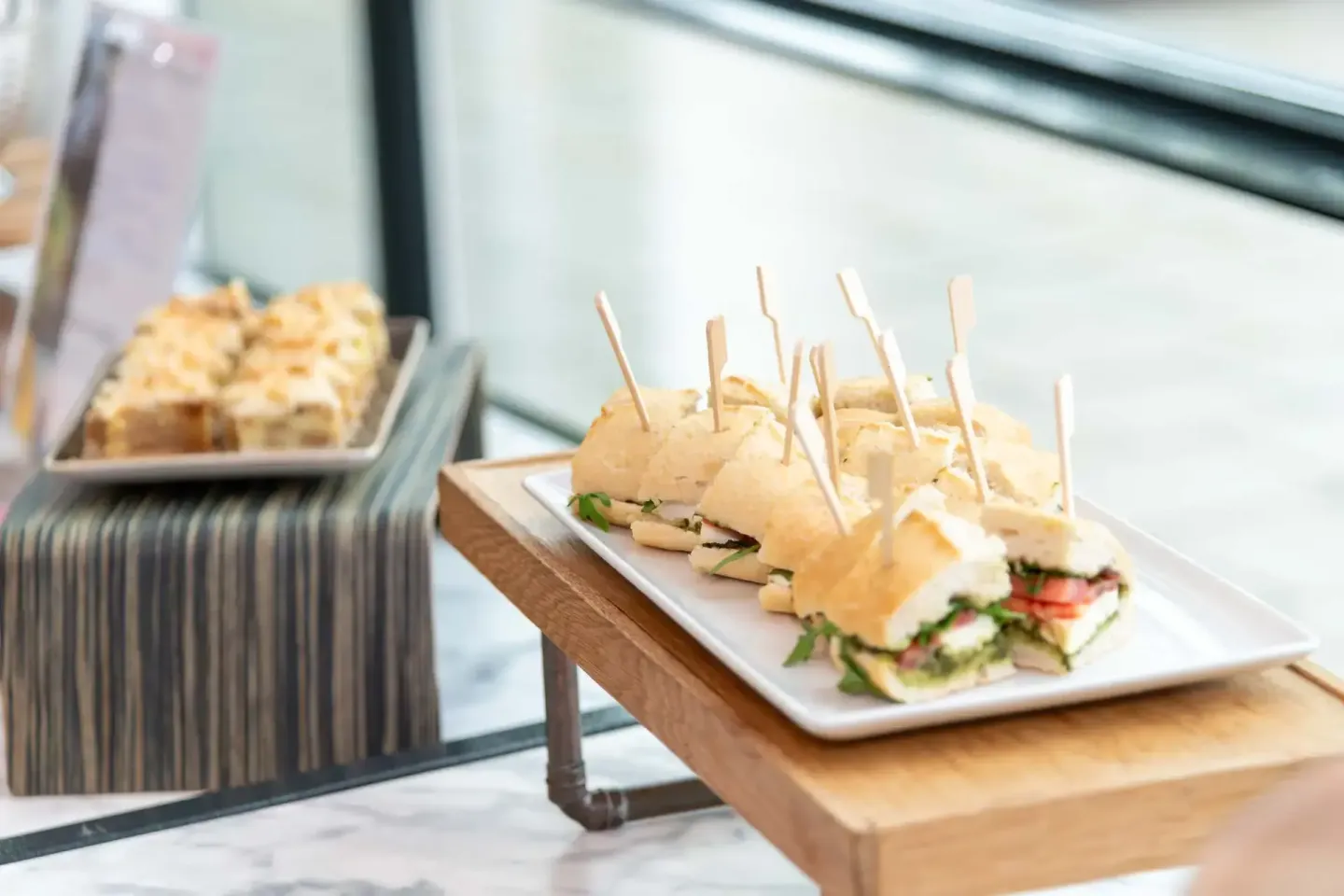 Elegante Fingerfood-Häppchen mit Zahnstochern auf weißem Teller – professionelle Eventfotografie Wien