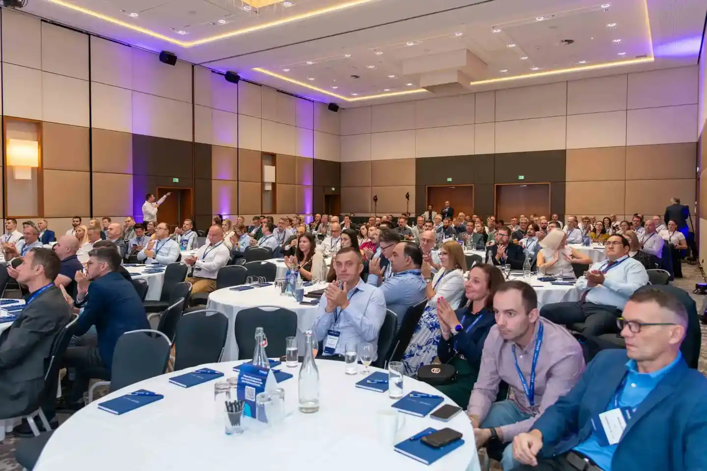 Großveranstaltung mit hunderten Gästen in modernem Konferenzsaal, professionelle Eventfotografie Wien