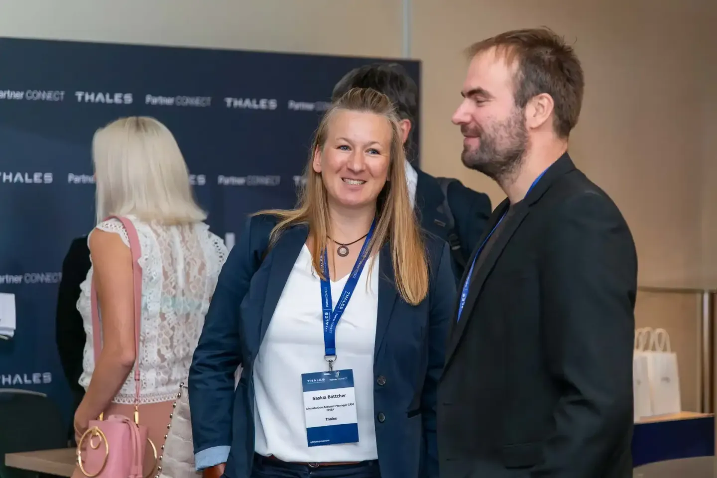 Drei Personen in Business-Kleidung beim Thales Firmenevent in Wien - Eventfotografie einer professionellen Netzwerkveranstalt