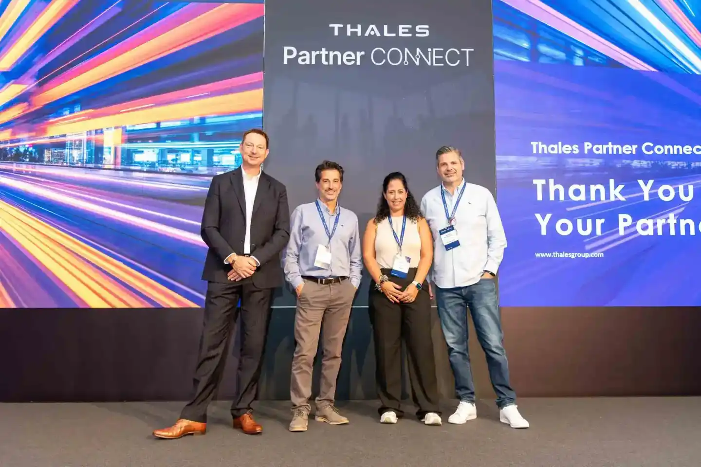 Vier Geschäftspersonen auf der Bühne der Thales Partner Connect Veranstaltung – professionelle Eventfotografie Wien