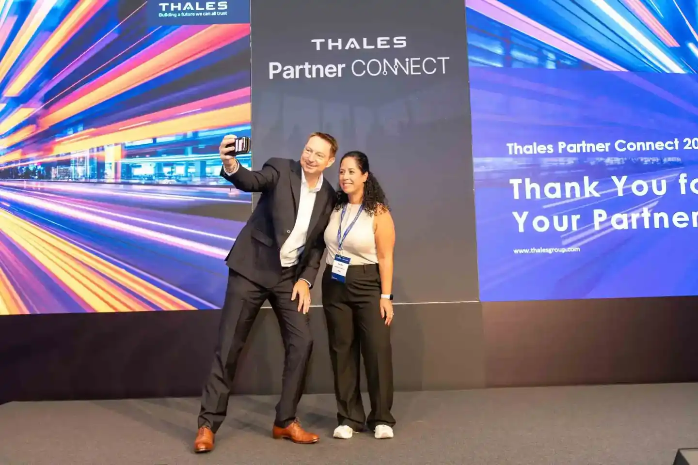 Zwei Personen auf der Bühne der Thales Partner Connect 2024 Veranstaltung, Eventfotografie Wien
