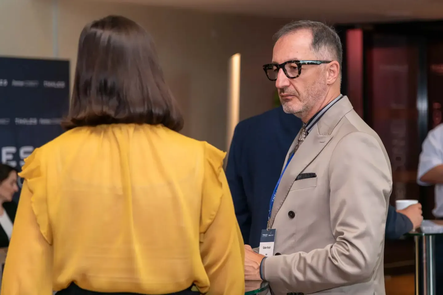 Eventfotograf dokumentiert Geschäftstreffen auf Firmenevent in Wien mit zwei Personen im professionellen Gespräch