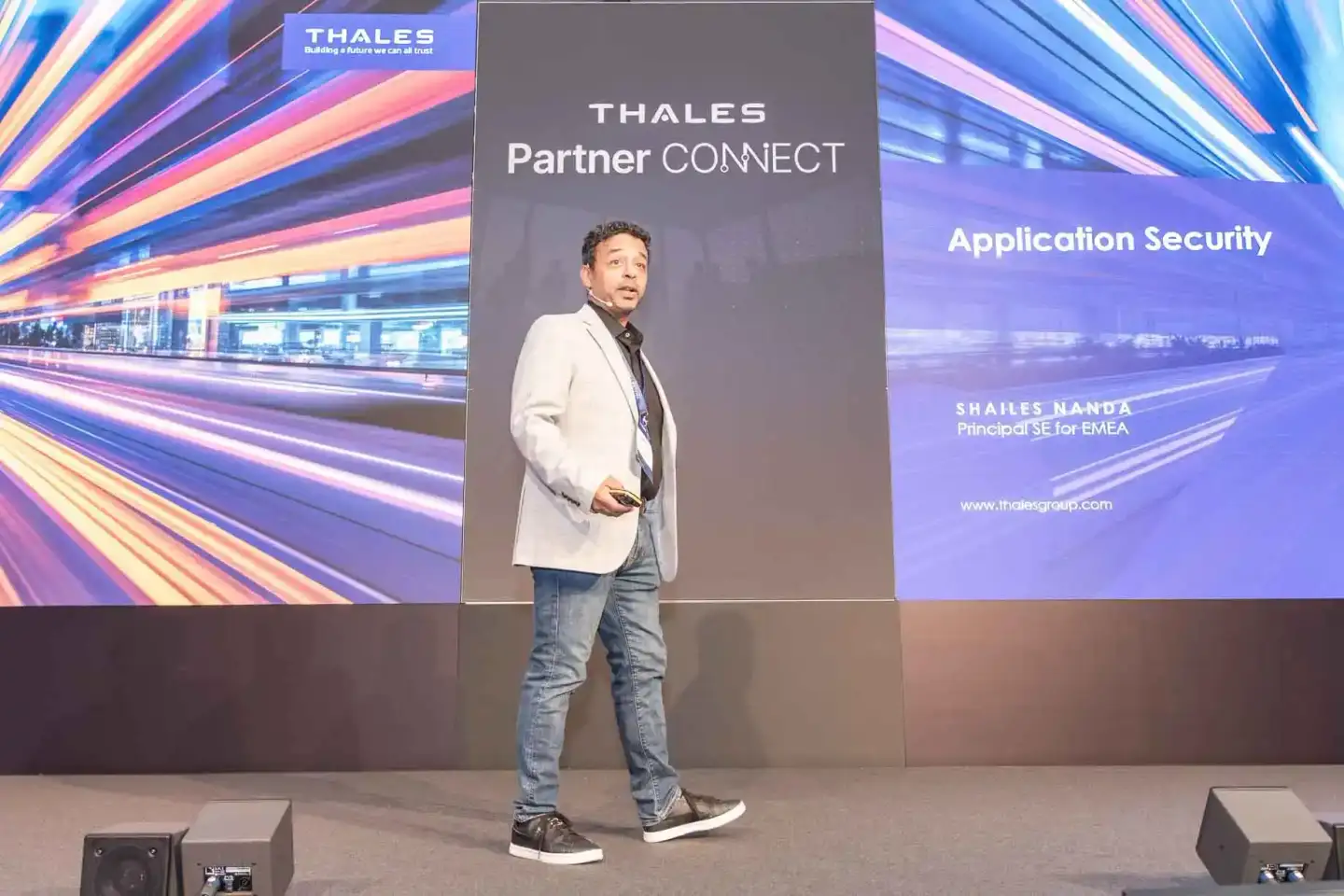 Sprecher bei Thales Partner Connect Veranstaltung präsentiert Application Security auf der Bühne vor Publikum