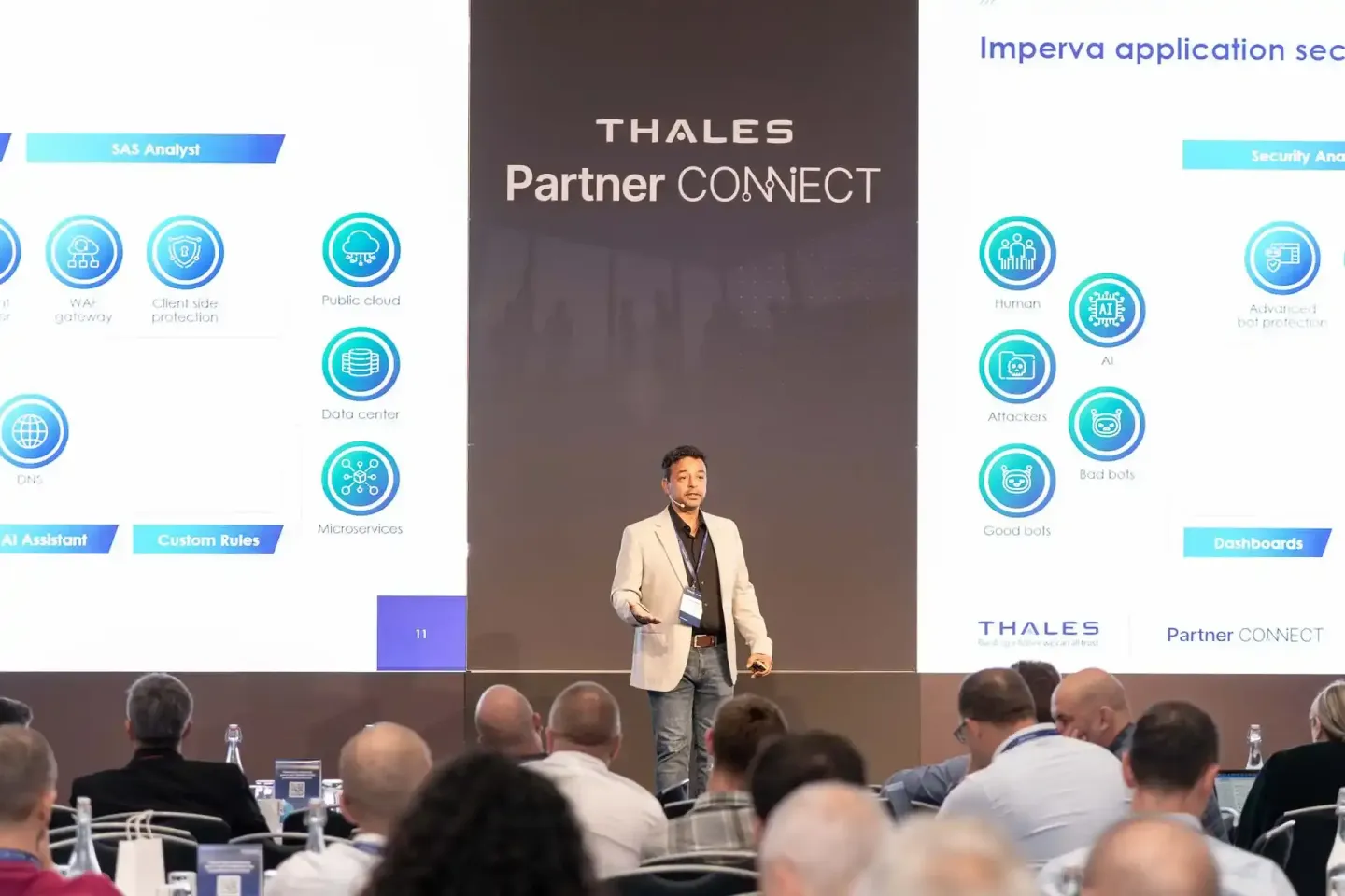 Redner präsentiert Thales Partner Connect Sicherheitslösung bei Firmenevent Wien vor Publikum
