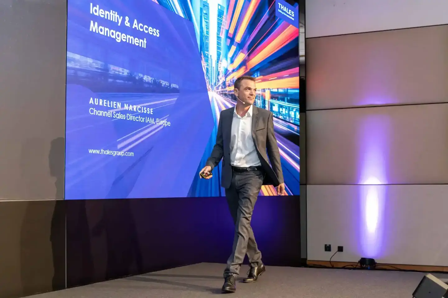 Geschäftsmann präsentiert Identity & Access Management auf großer Bühne bei Thales Firmenevent Wien