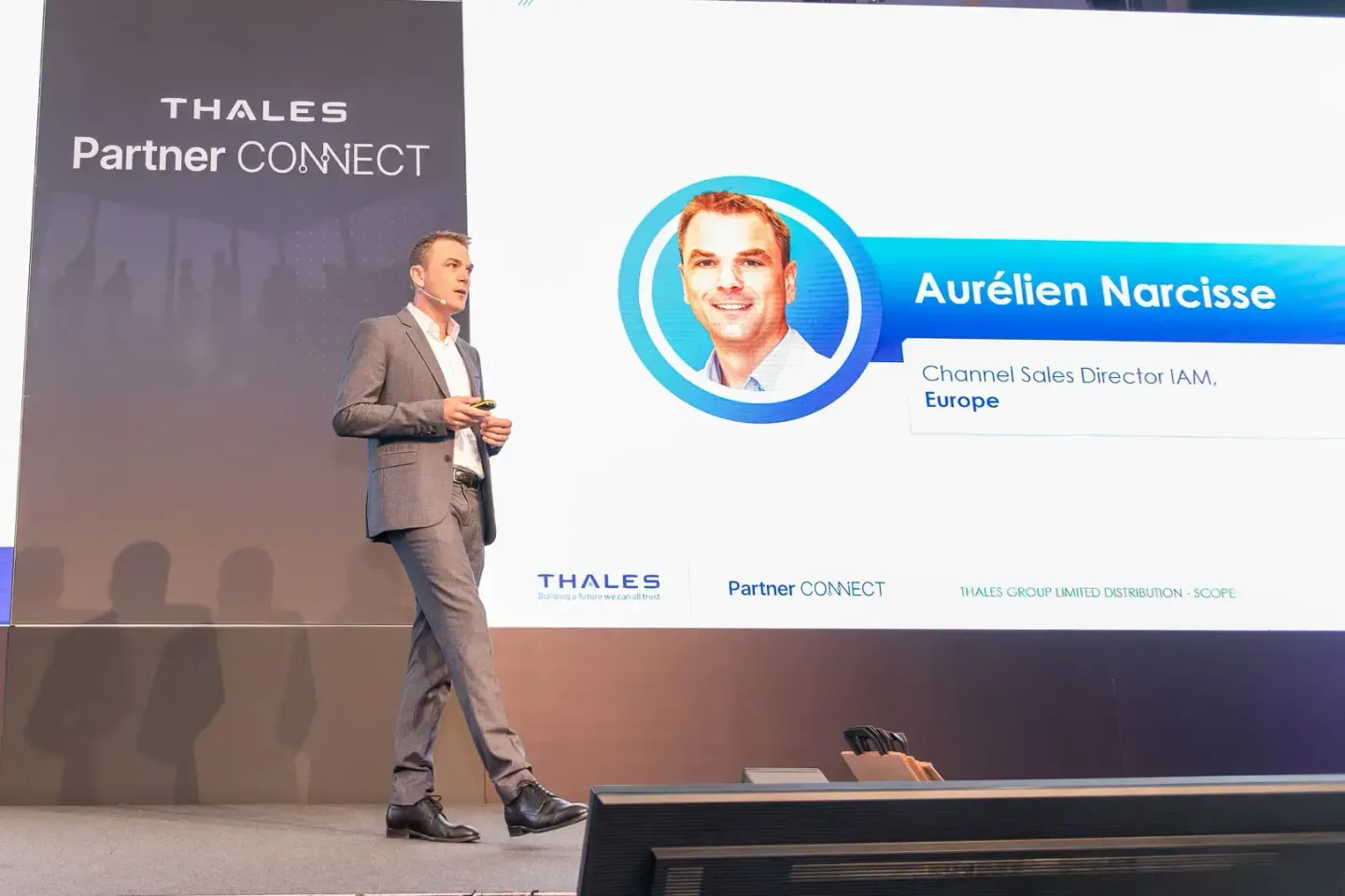 Eventfotograf präsentiert Aurélien Narcisse, Channel Sales Director IAM Europe bei Thales, auf der Partner CONNECT Konferenz