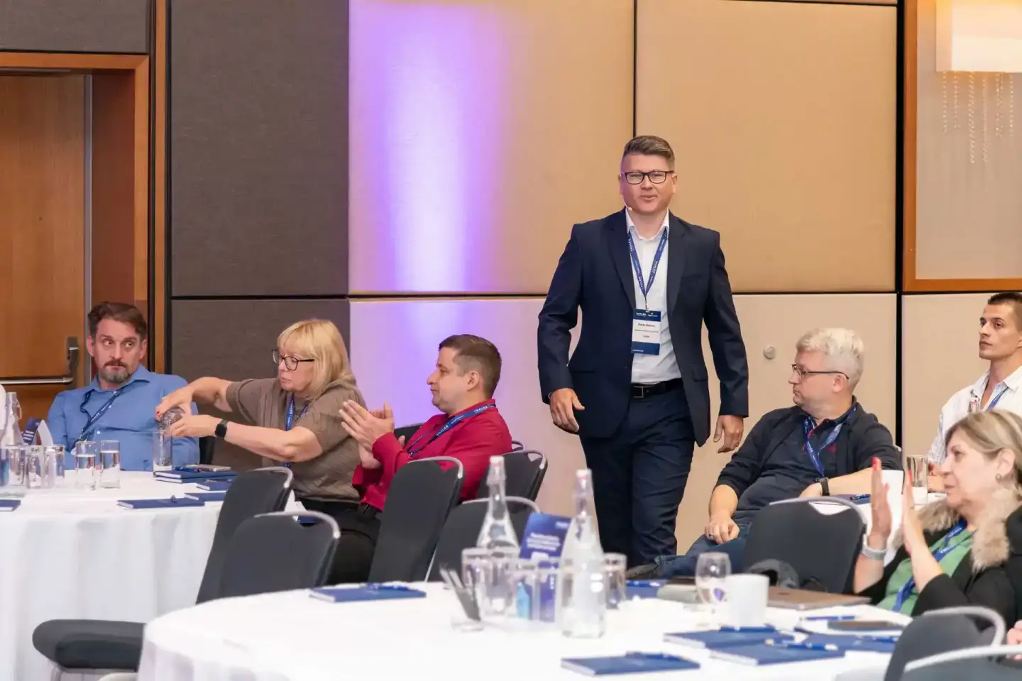 Eventfotograf Wien dokumentiert Geschäftstreffen bei Thales-Veranstaltung mit Teilnehmern an Konferenztisch