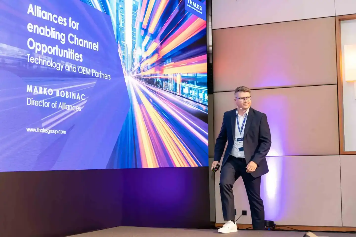 Marko Bobinac, Director of Alliances bei Thales, präsentiert auf einer Konferenz zum Thema Alliances for enabling Channel Opp