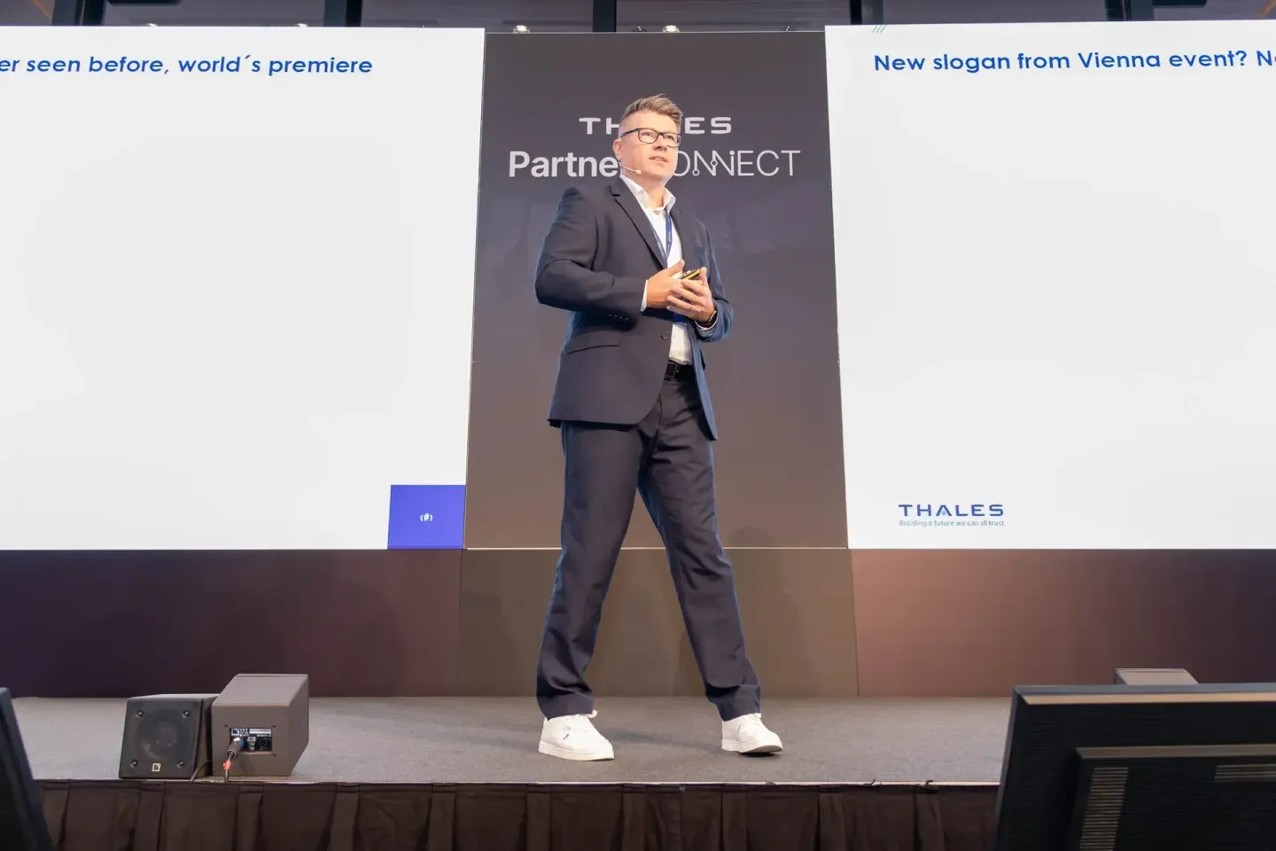 Geschäftsmann präsentiert auf der Bühne bei Thales Partner Connect Event - Eventfotograf Wien dokumentiert Firmenevent