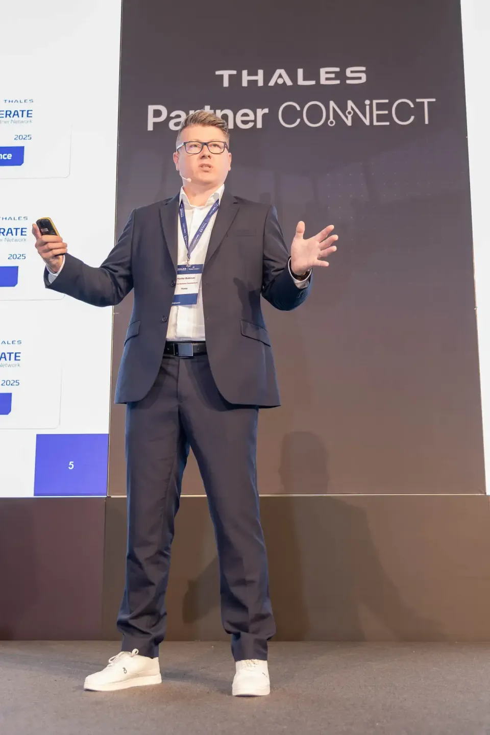 Geschäftsmann präsentiert auf Thales Partner Connect Konferenz, professionelle Eventfotografie Wien