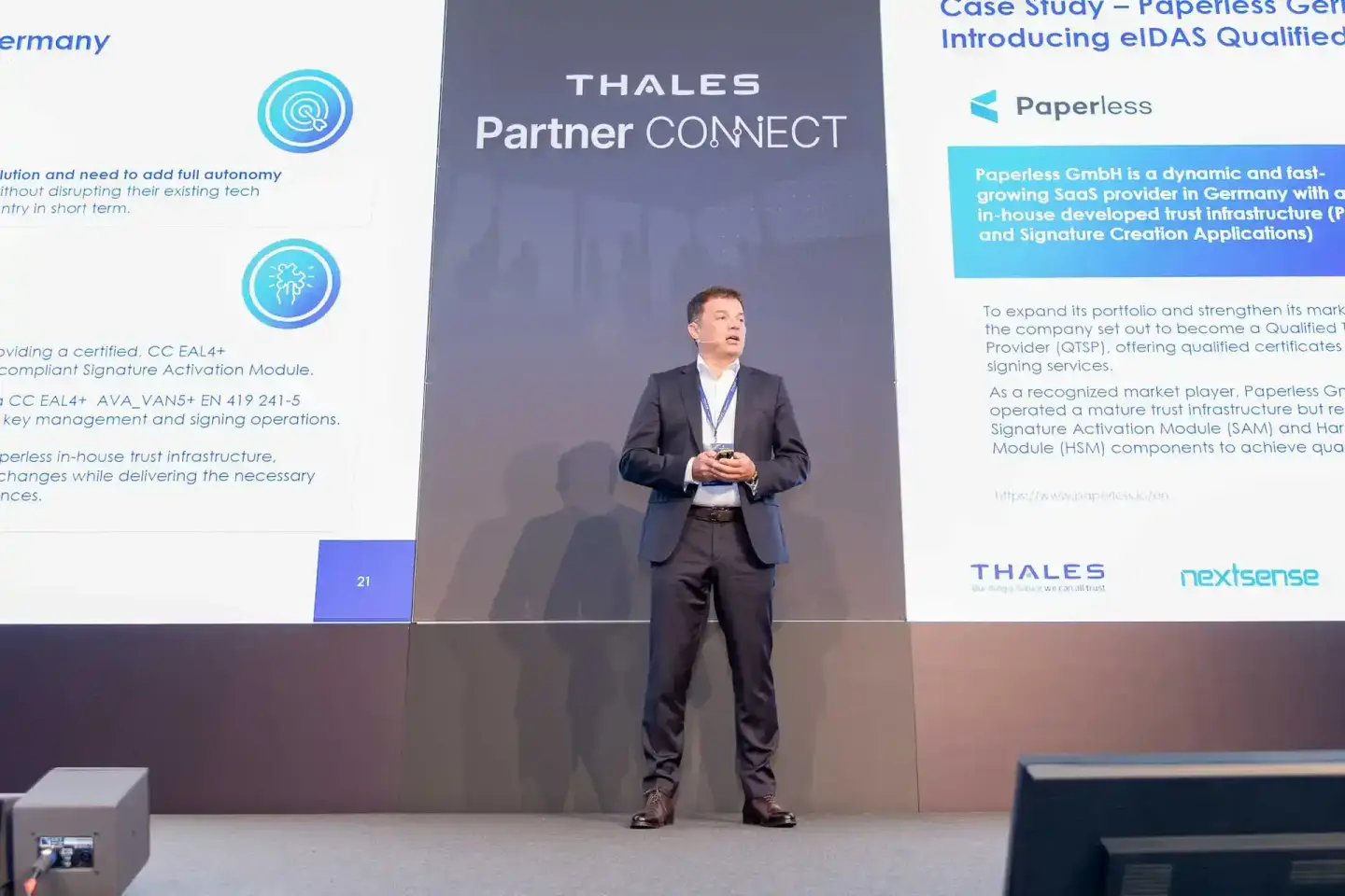 Geschäftsmann präsentiert auf Thales Partner Connect Event - Eventfotograf Wien dokumentiert Firmenevent