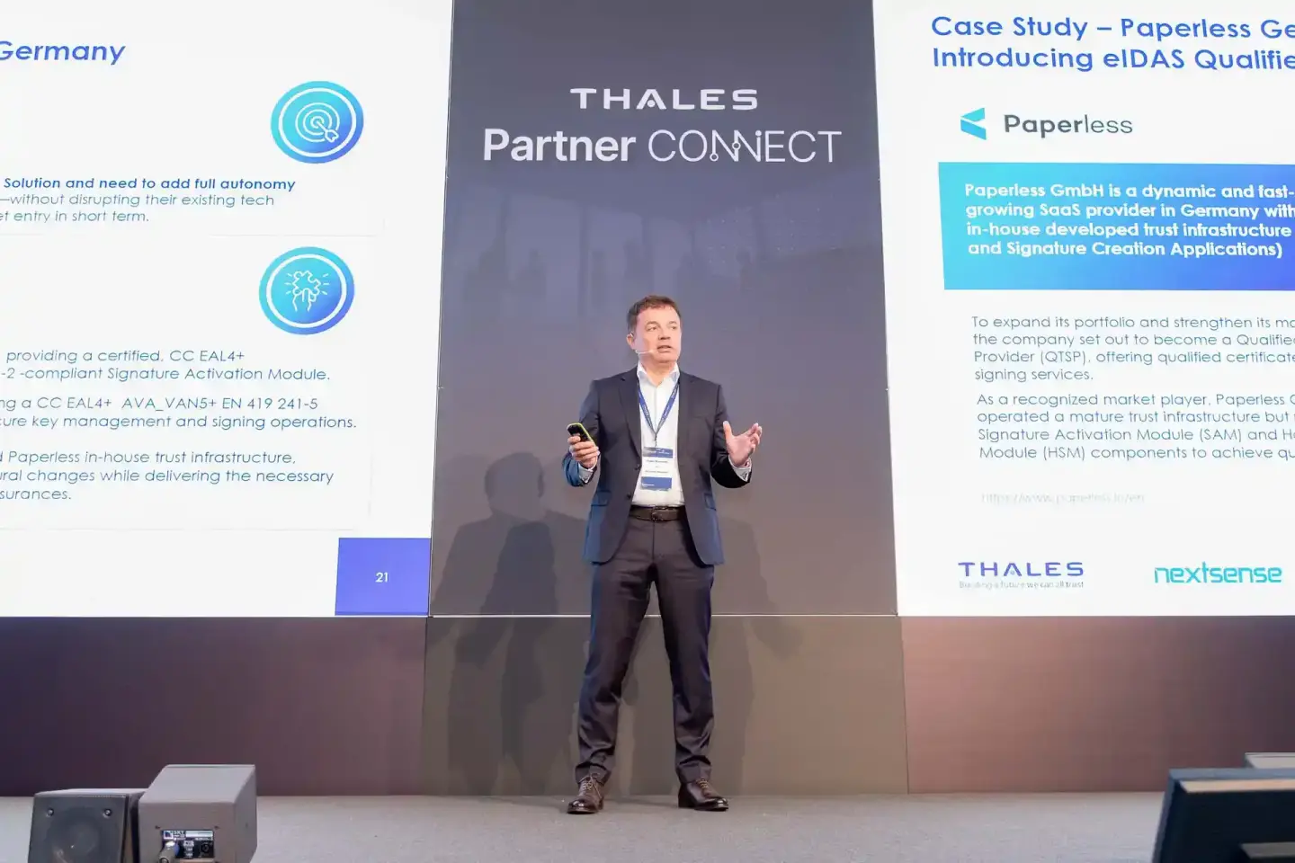 Redner präsentiert auf Thales Partner Connect Bühne während Firmenevent Wien vor Publikum