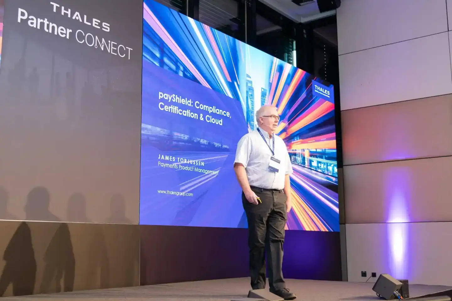 Eventfotograf dokumentiert Vortrag von James Torjussen bei Thales Partner Connect Konferenz in Wien