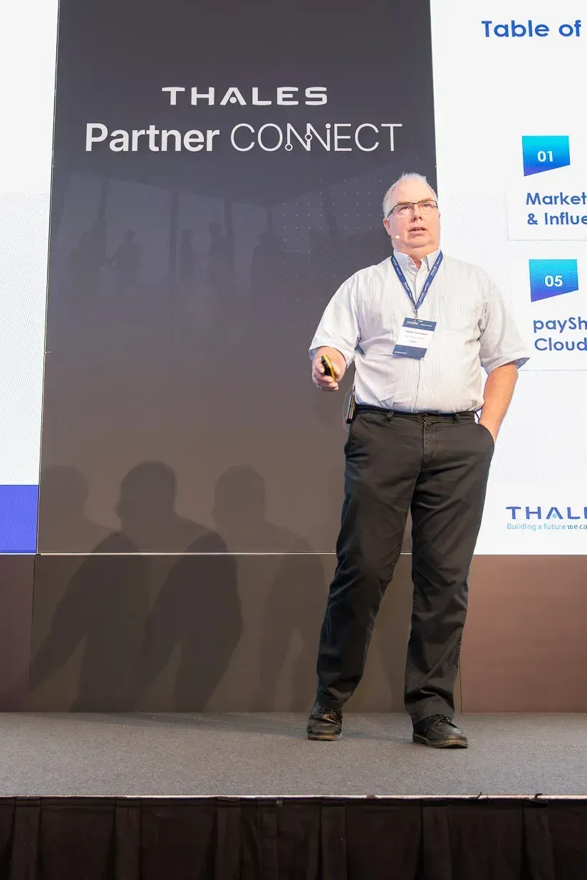 Redner präsentiert auf Thales Partner Connect Event - Eventfotograf Wien dokumentiert Firmenevent