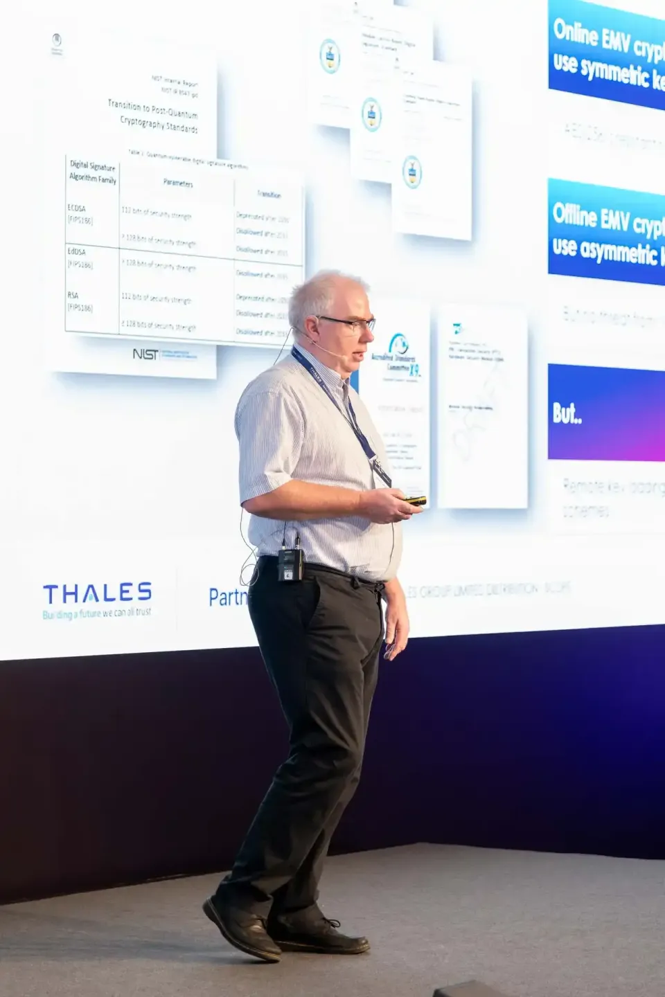 Redner präsentiert Kryptografie-Standards bei Thales Firmenevent Wien vor Publikum