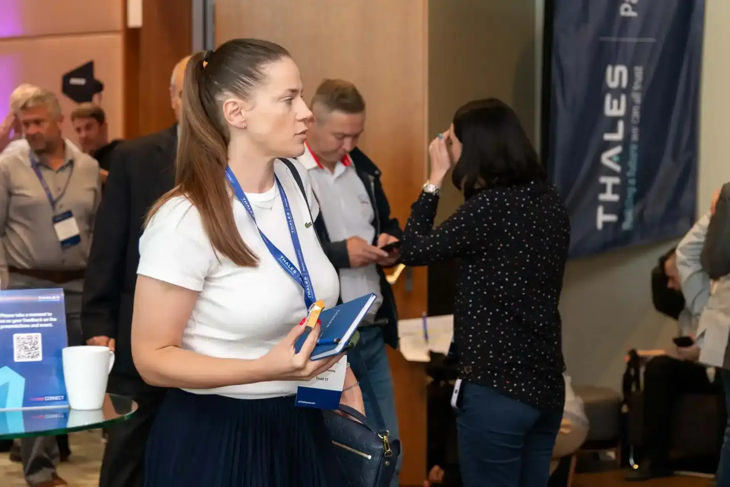 Eventfotografin dokumentiert Networking-Moment bei Thales Firmenevent in Wien mit Teilnehmerin