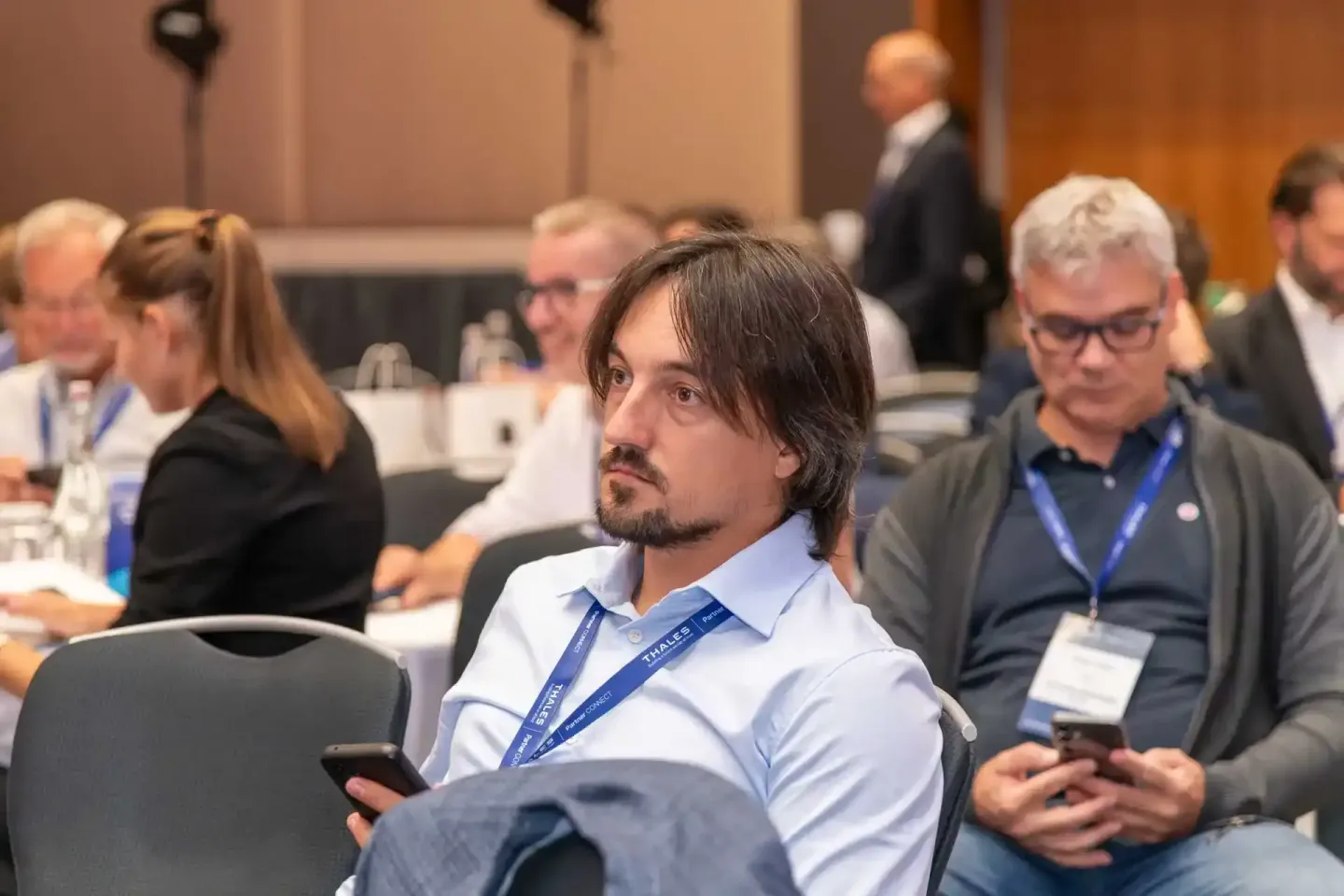 Teilnehmer mit Namensschildern bei einer Thales Veranstaltung in Wien - Eventfotografie während Konferenz