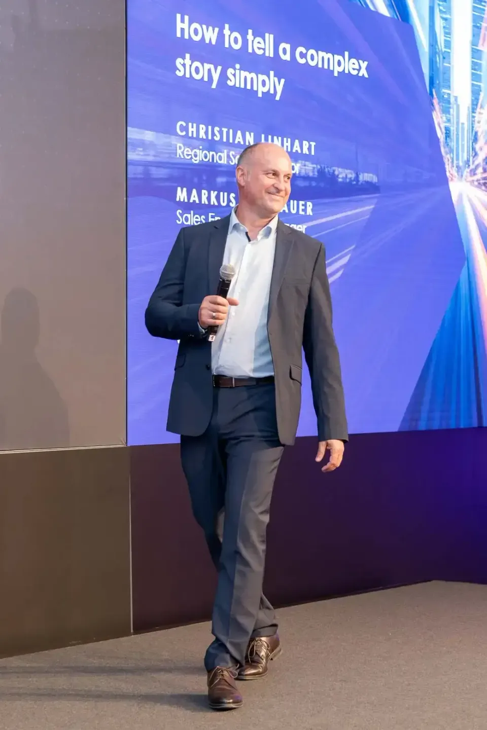 Geschäftsmann hält Präsentation auf Firmenevent Wien, Vortrag zum Thema Storytelling auf der Bühne