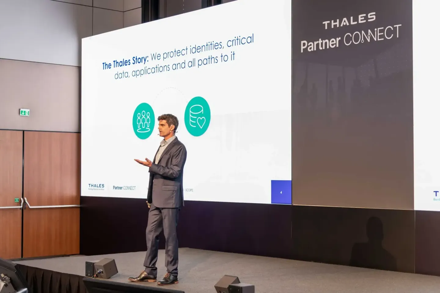 Eventfotograf präsentiert Thales Partner CONNECT Sicherheitslösung auf Bühne mit Publikum