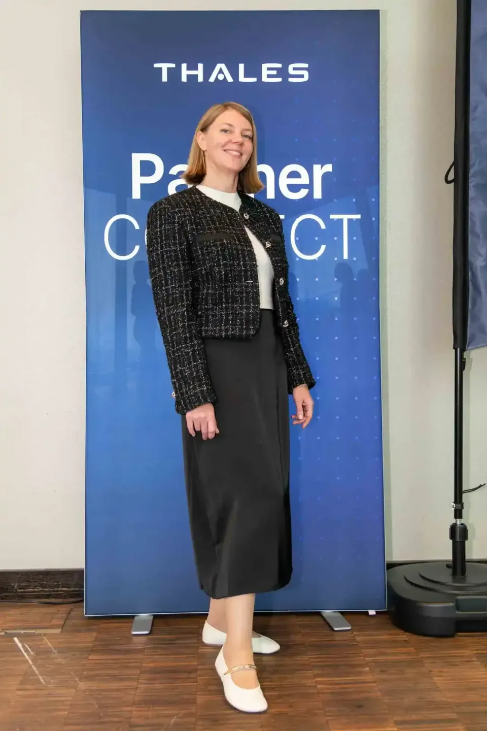 Frau vor blauem Thales Partner Connect Banner - Eventfotografie Wien