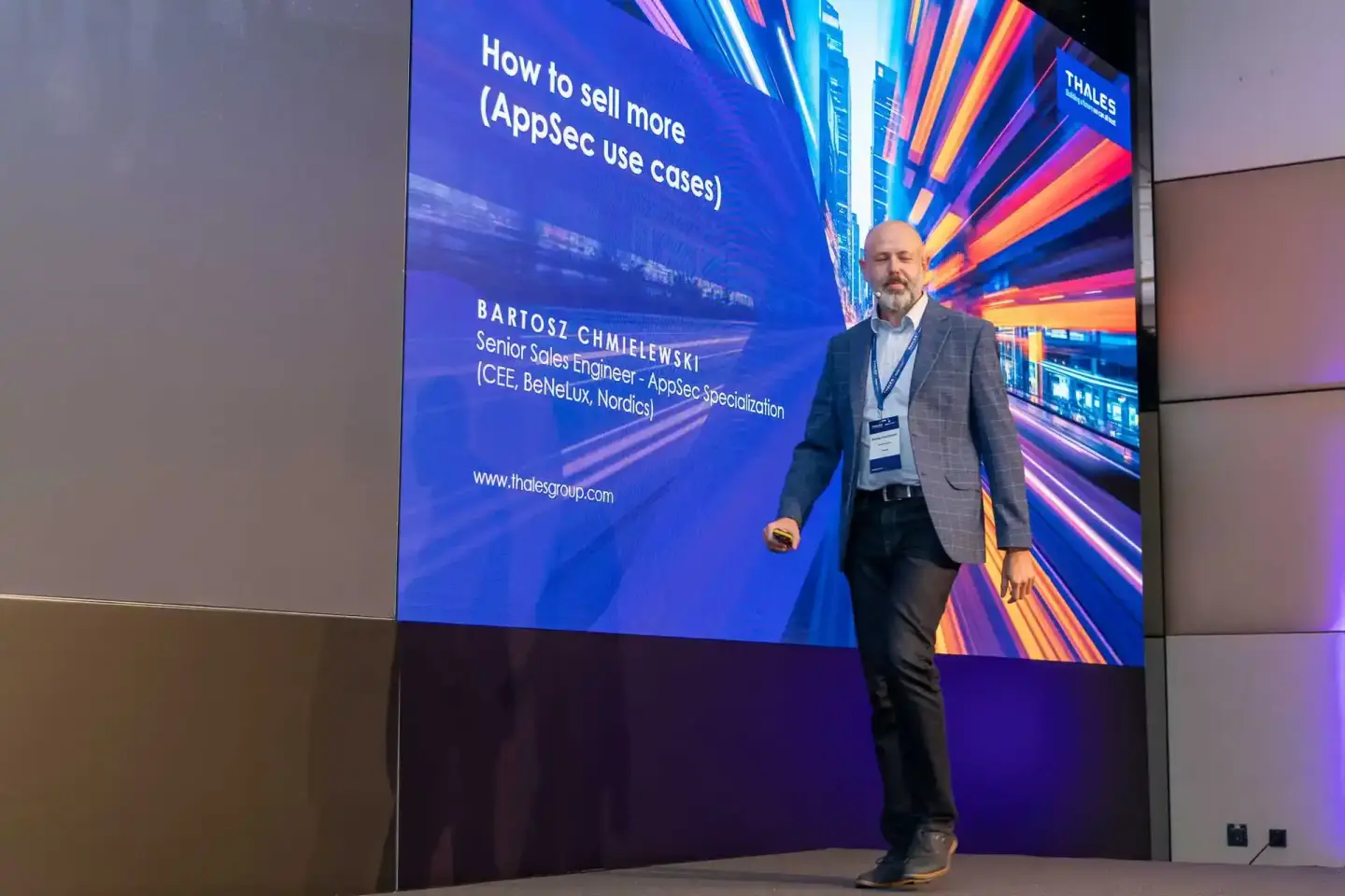 Eventfotograf dokumentiert Senior Sales Engineer Bartosz Chmielewski bei Thales-Präsentation zu AppSec Use Cases auf Konferen