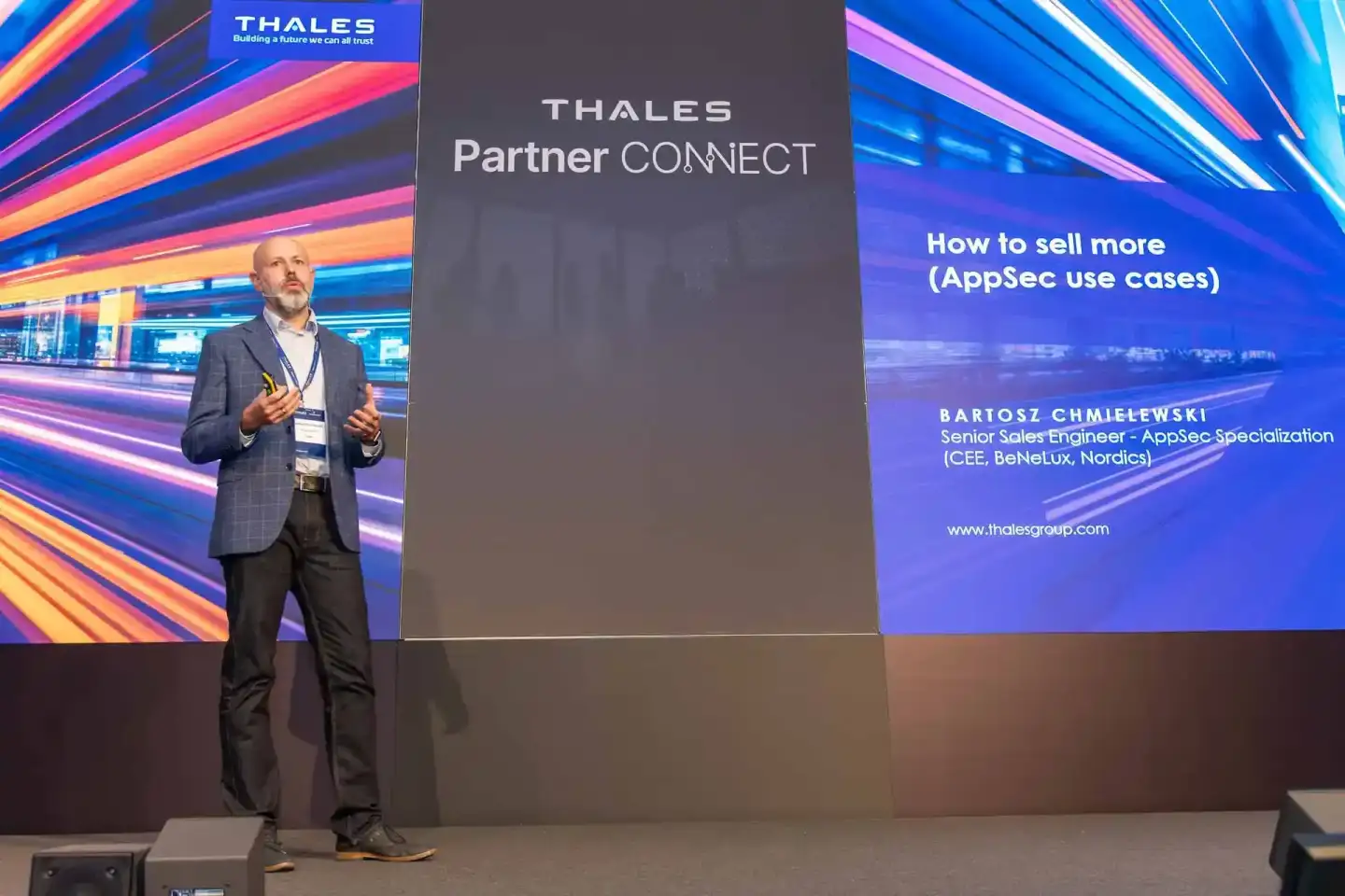 Eventfotograf Wien dokumentiert Präsentation von Bartosz Chmielewski bei Thales Partner Connect Konferenz mit modernem Bühnen