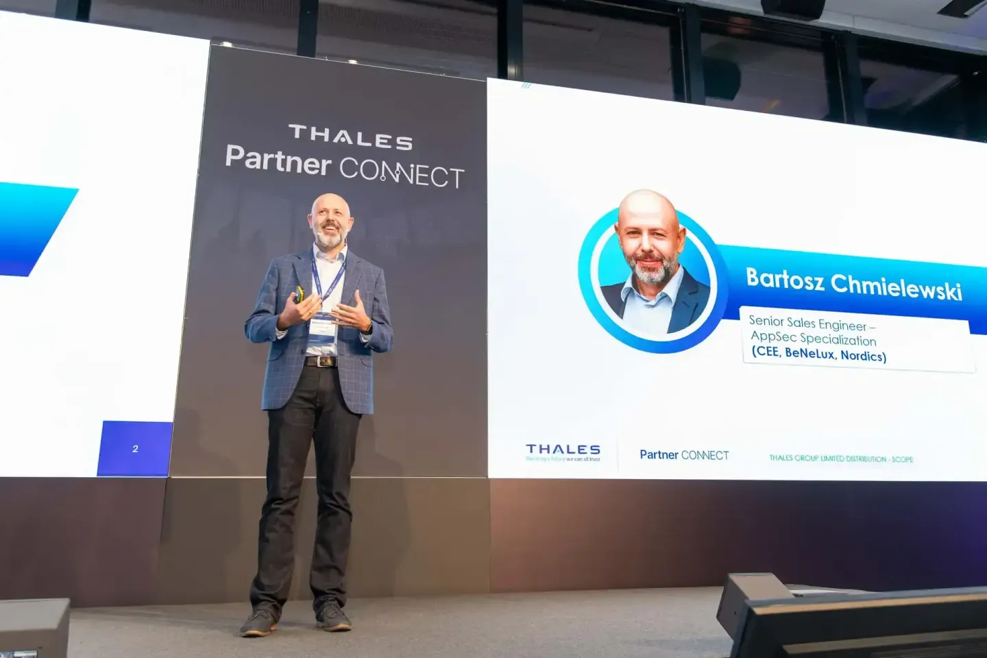 Eventfotograf Wien dokumentiert Präsentation bei Thales Partner Connect mit Bartosz Chmielewski als Senior Sales Engineer
