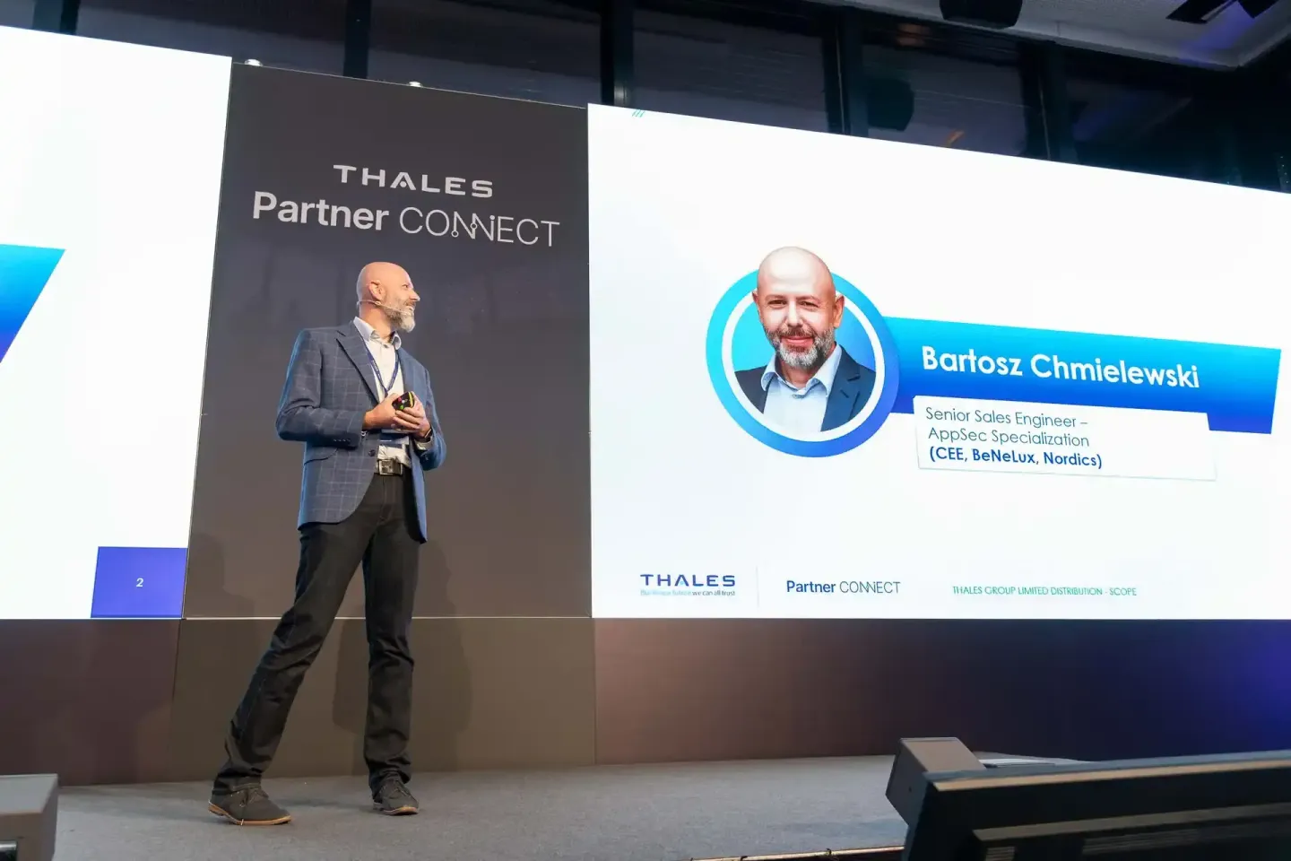 Bartosz Chmielewski präsentiert bei Thales Partner Connect Event – Eventfotograf Wien dokumentiert Firmenevent