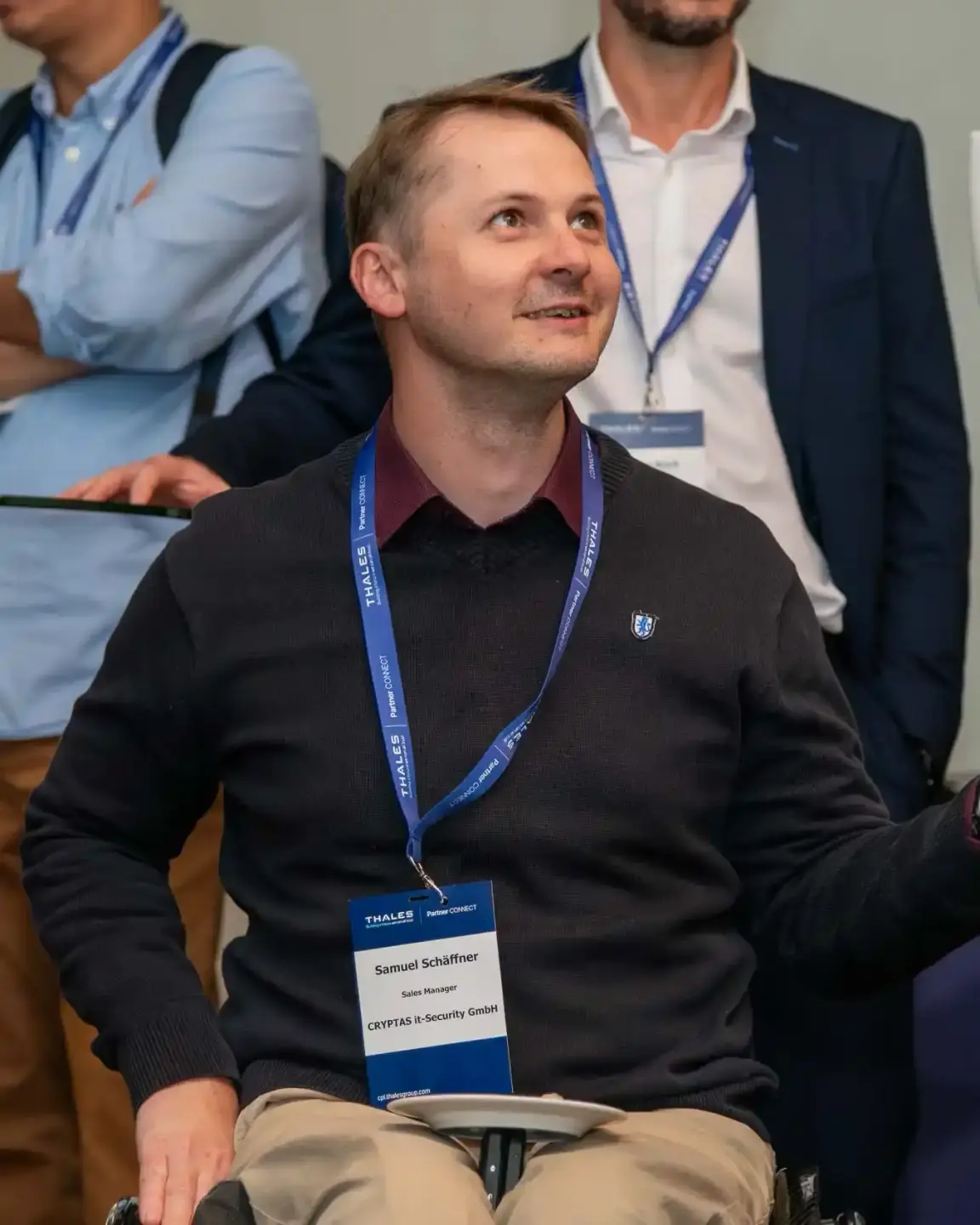 Samuel Schäffner von CRYPTAS IT-Security trägt Namensschildausweis bei Thales-Veranstaltung, Eventfotograf Wien dokumentiert 