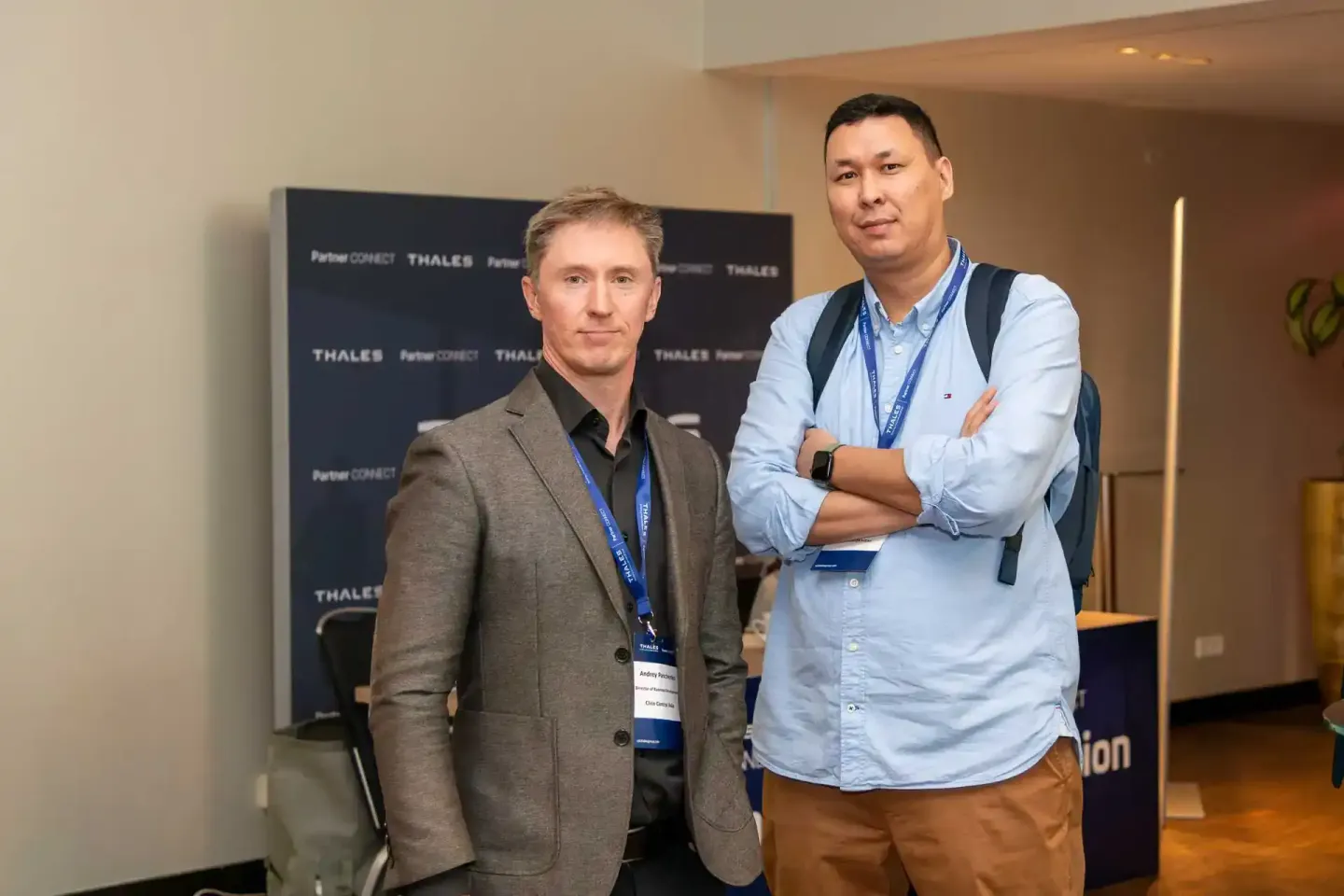 Zwei Geschäftsmänner mit Badges auf einer Thales-Veranstaltung - Eventfotografie Wien