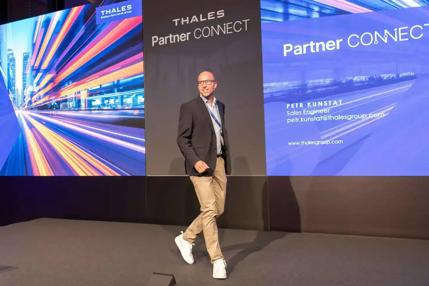 Petr Kunstat, Sales Engineer bei Thales, präsentiert auf der Partner Connect Veranstaltung – professionelle Eventfotografie W