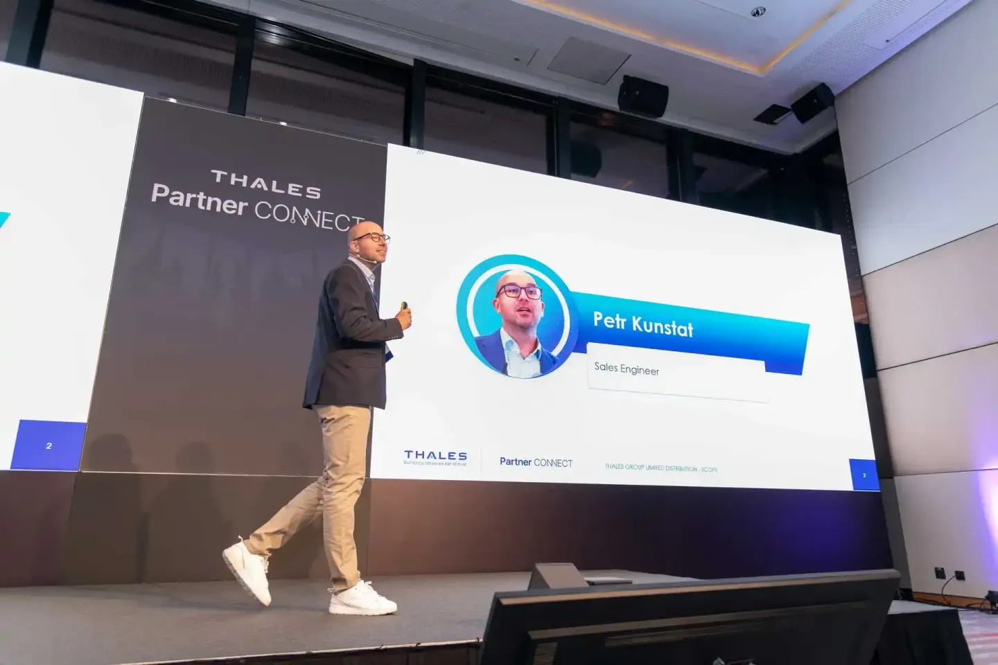 Eventfotograf dokumentiert Präsentation bei Thales Partner Connect - Sprecher Petr Kunstat als Sales Engineer auf der Bühne