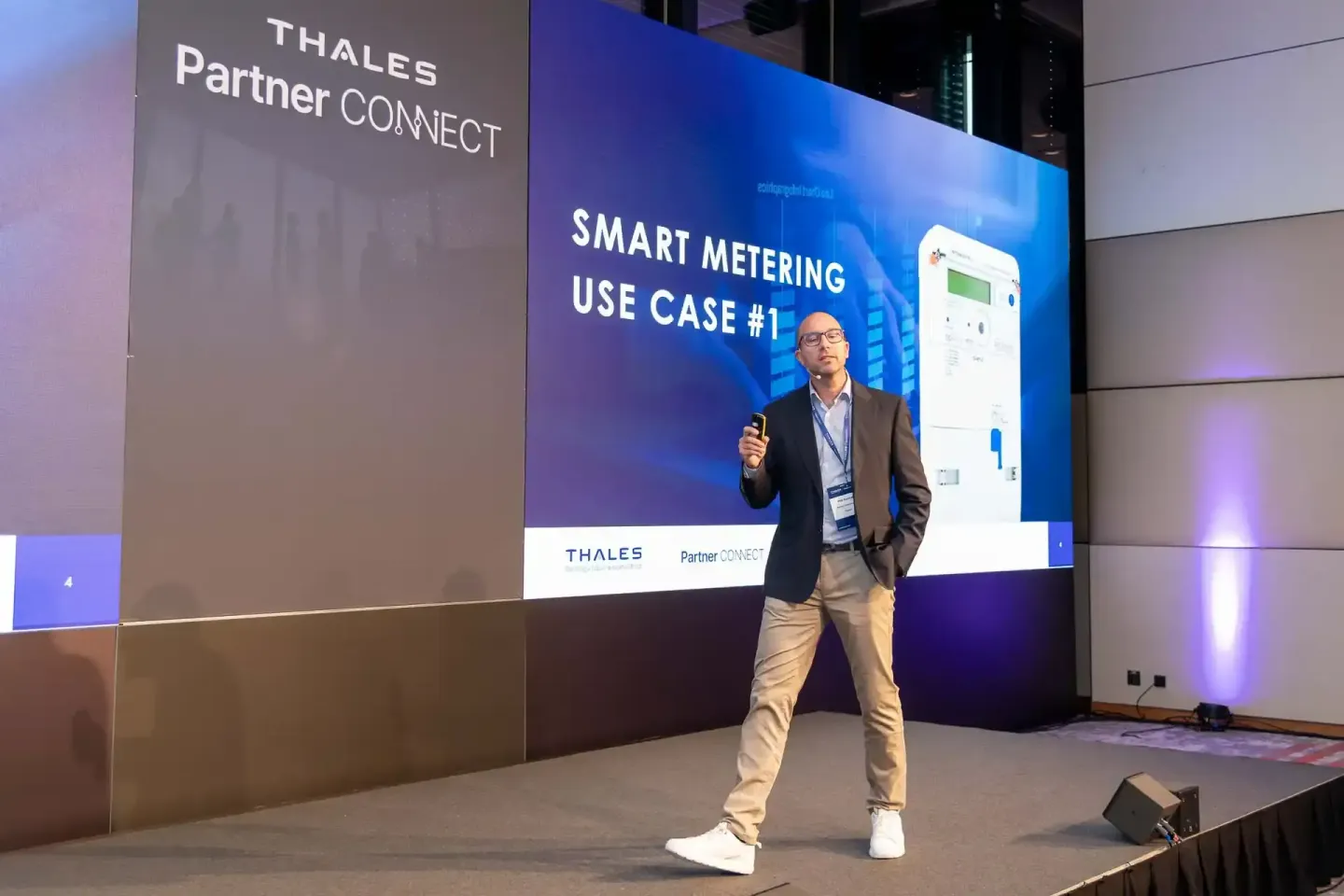 Eventfotograf dokumentiert Präsentation bei Thales Partner Connect Konferenz mit Smart Metering Use Case auf großer Bühne
