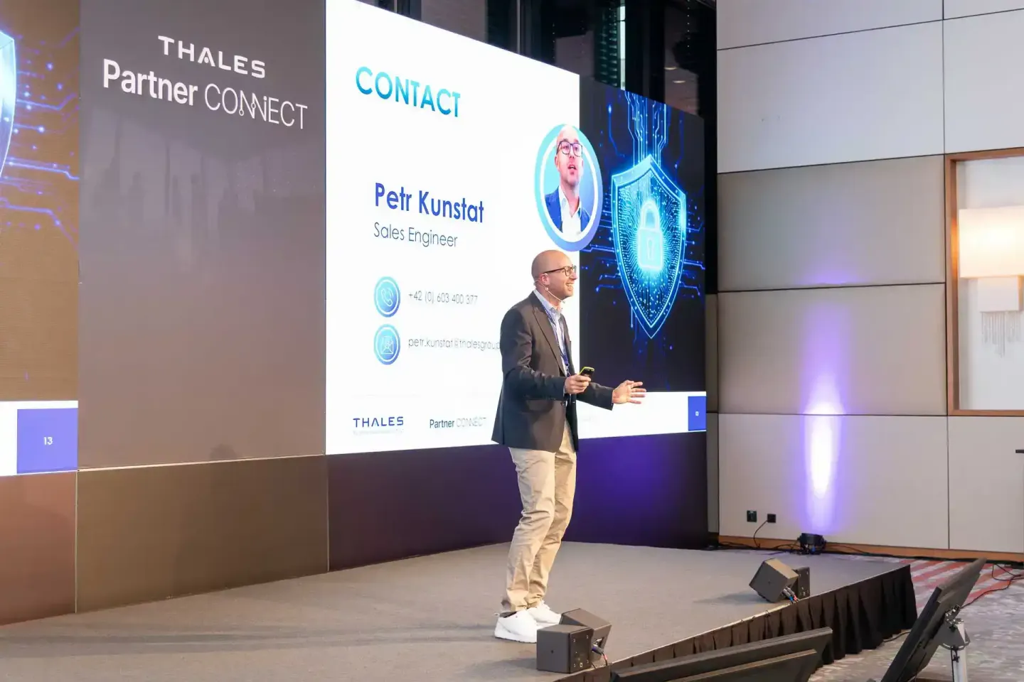 Eventfotograf dokumentiert Präsentation von Petr Kunstat, Sales Engineer bei Thales Partner Connect, auf einer Bühne mit digi
