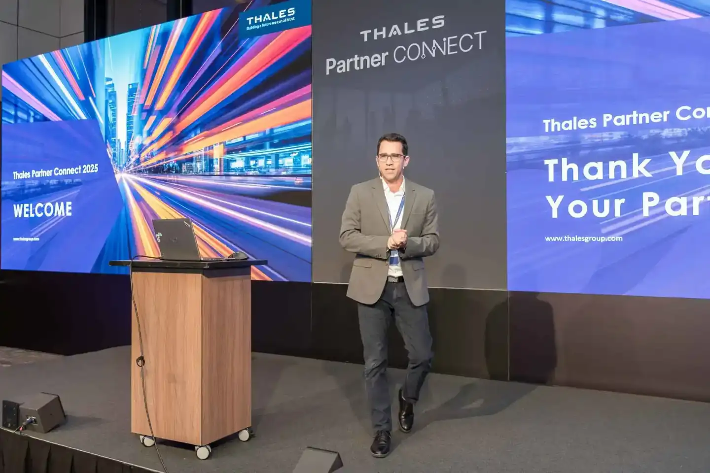 Eventfotograf dokumentiert Präsentation auf der Thales Partner Connect 2025 Konferenz in Wien mit Redner am Podium