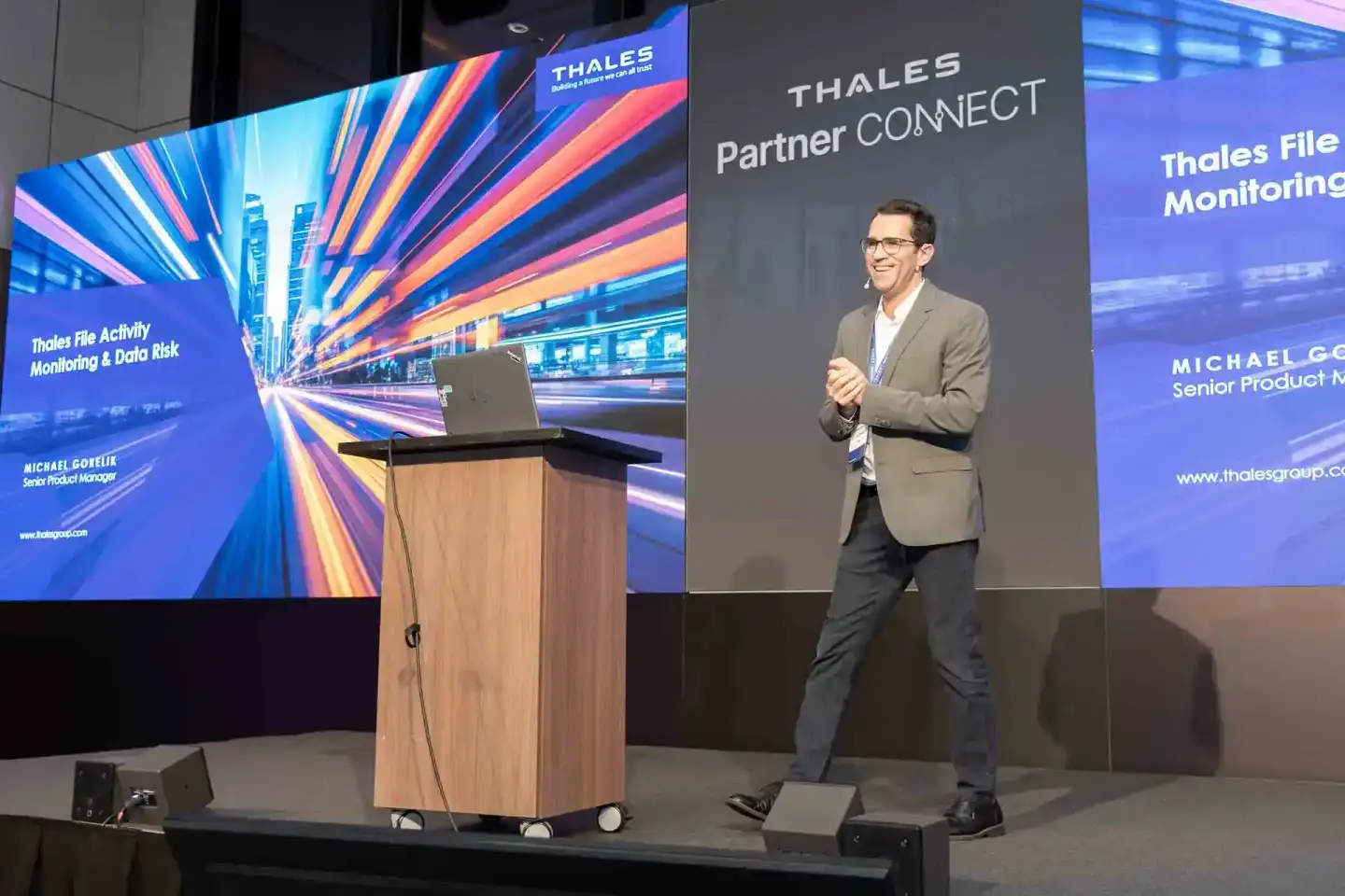 Eventfotograf dokumentiert Thales Partner Connect Konferenz mit Redner Michael Götelik am Podium