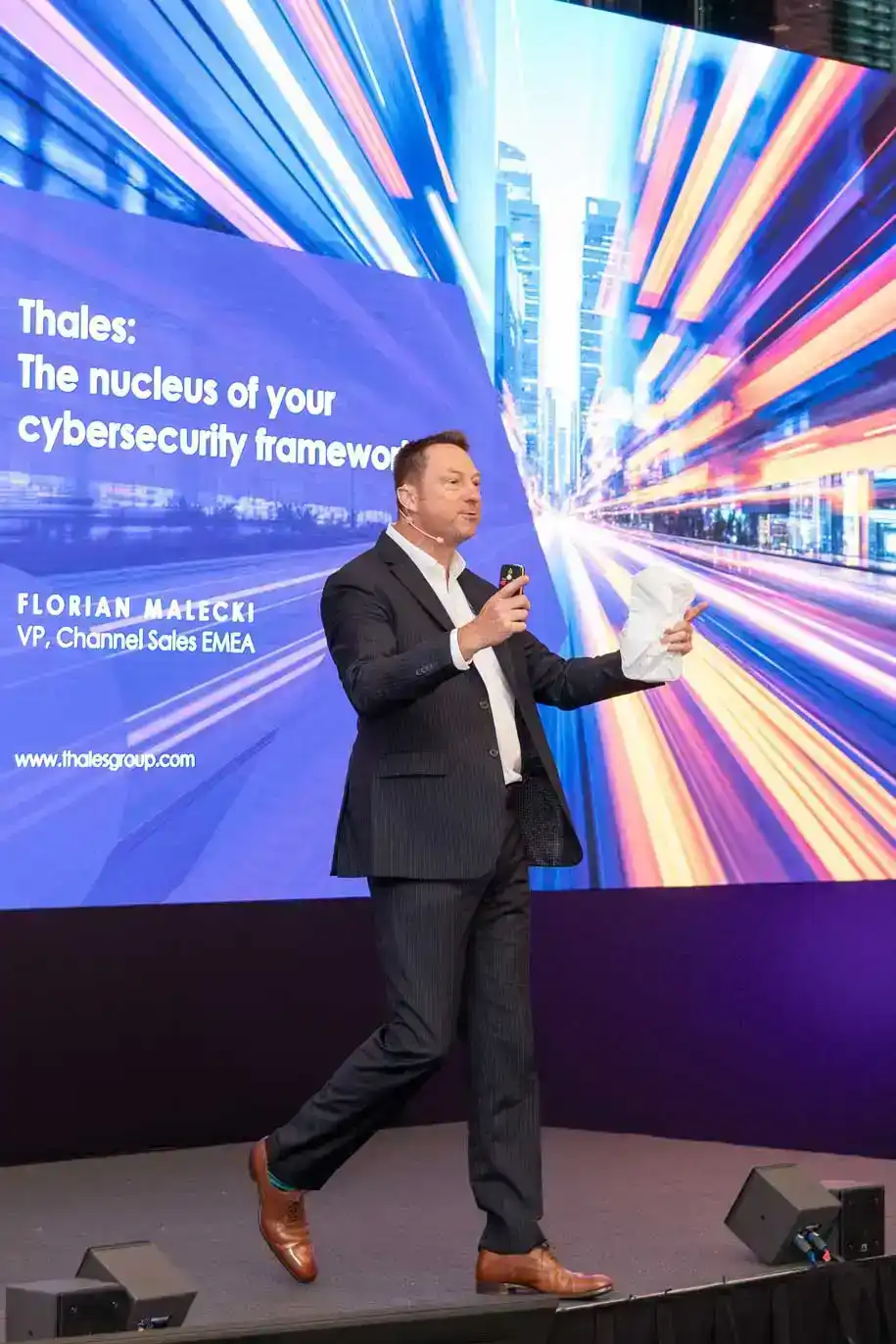 Florian Malecki als VP Channel Sales EMEA präsentiert auf der Thales Cybersecurity Konferenz vor großem Publikum - Eventfotog