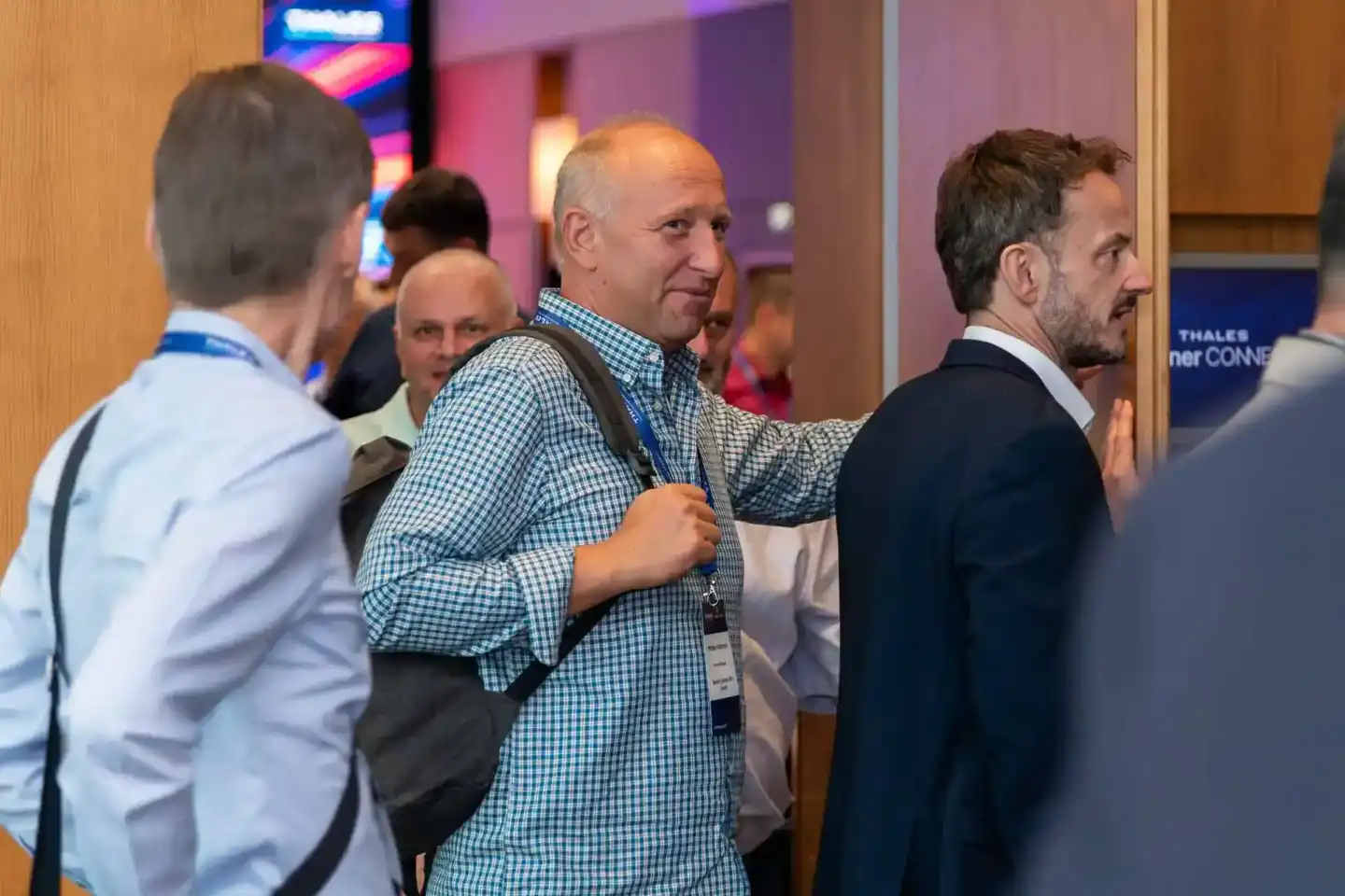 Firmenfotograf Wien: Teilnehmer im Gespräch beim Thales Firmenevent
