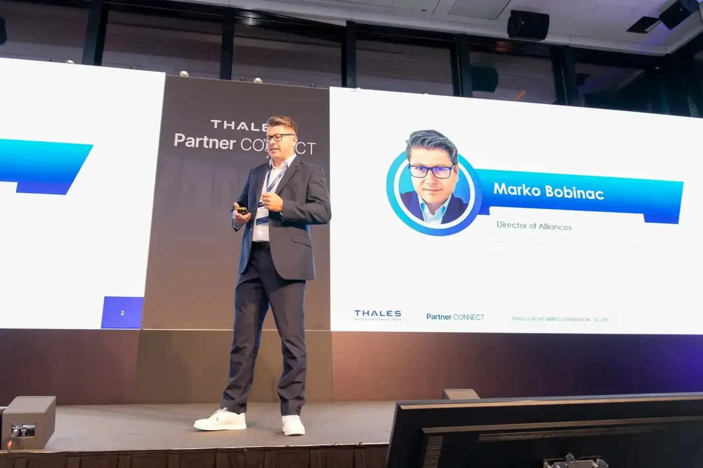 Marko Bobinac, Director of Alliances bei Thales, präsentiert auf der Partner Connect Konferenz als Eventfotograf Wien dokumen