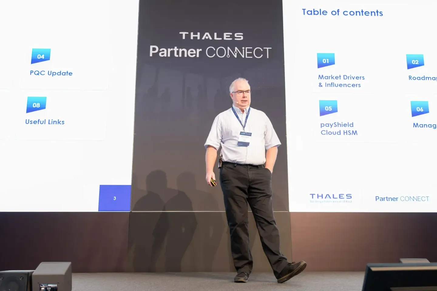 Sprecher auf der Bühne bei Thales Partner CONNECT Veranstaltung - Eventfotografie Wien