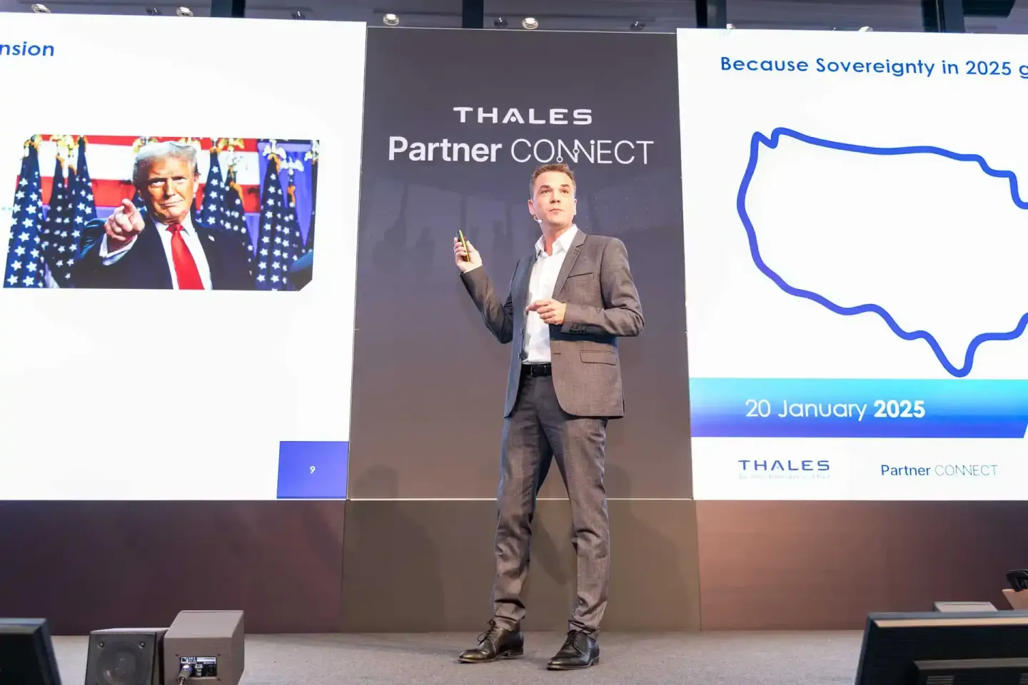 Redner präsentiert auf der Thales Partner Connect Veranstaltung 2025 in Wien vor Publikum und Großbildschirm