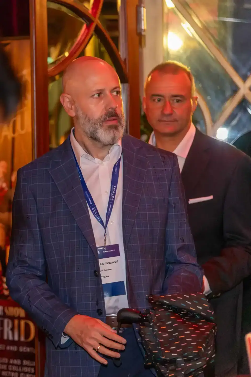 Eventfotograf dokumentiert Geschäftsmann mit Namensschild bei Thales Firmenevent in Wien