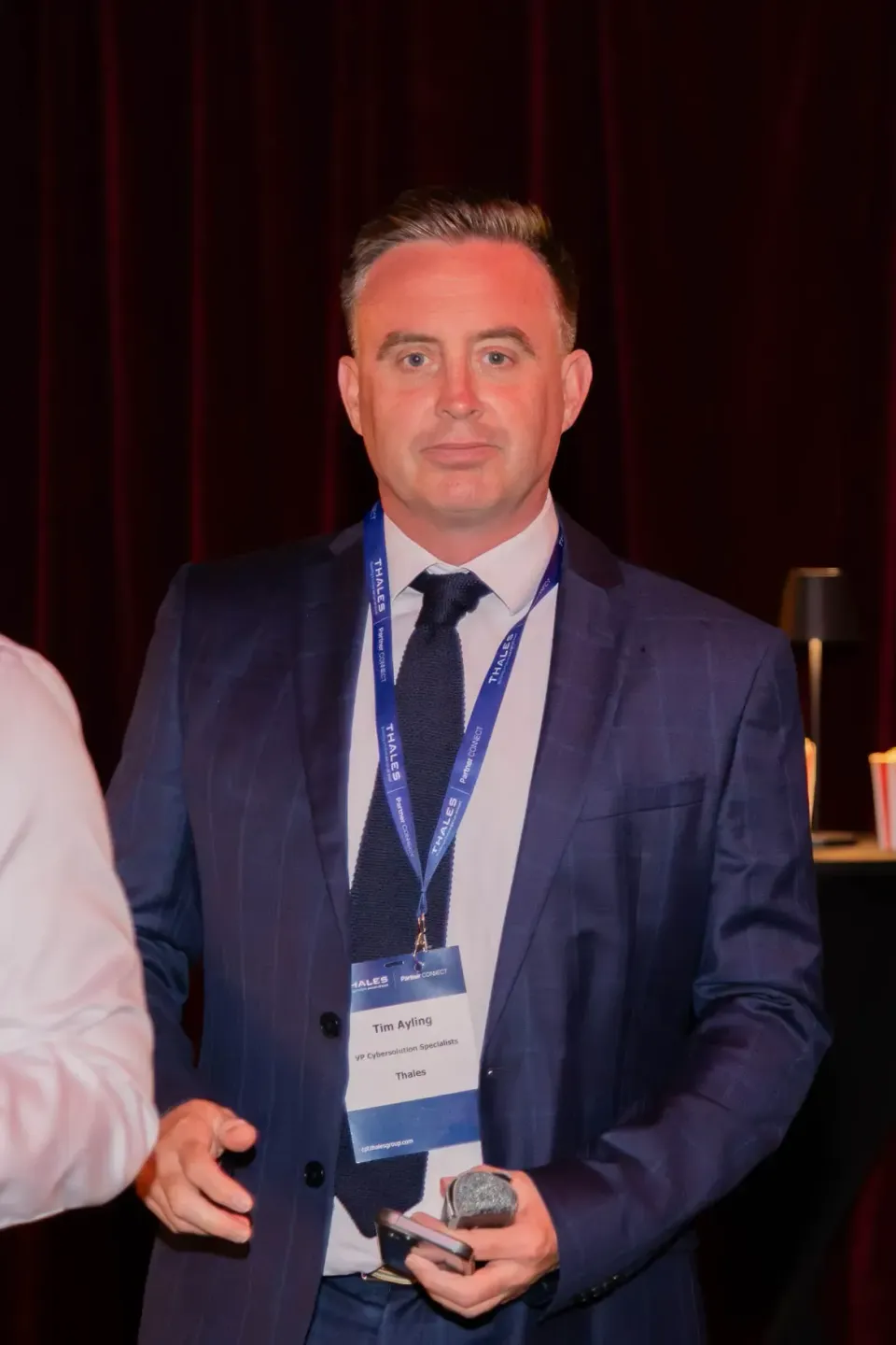 Eventfotograf Wien dokumentiert Geschäftsmann Tim Ayling von Thales mit Auszeichnung bei Firmenevent