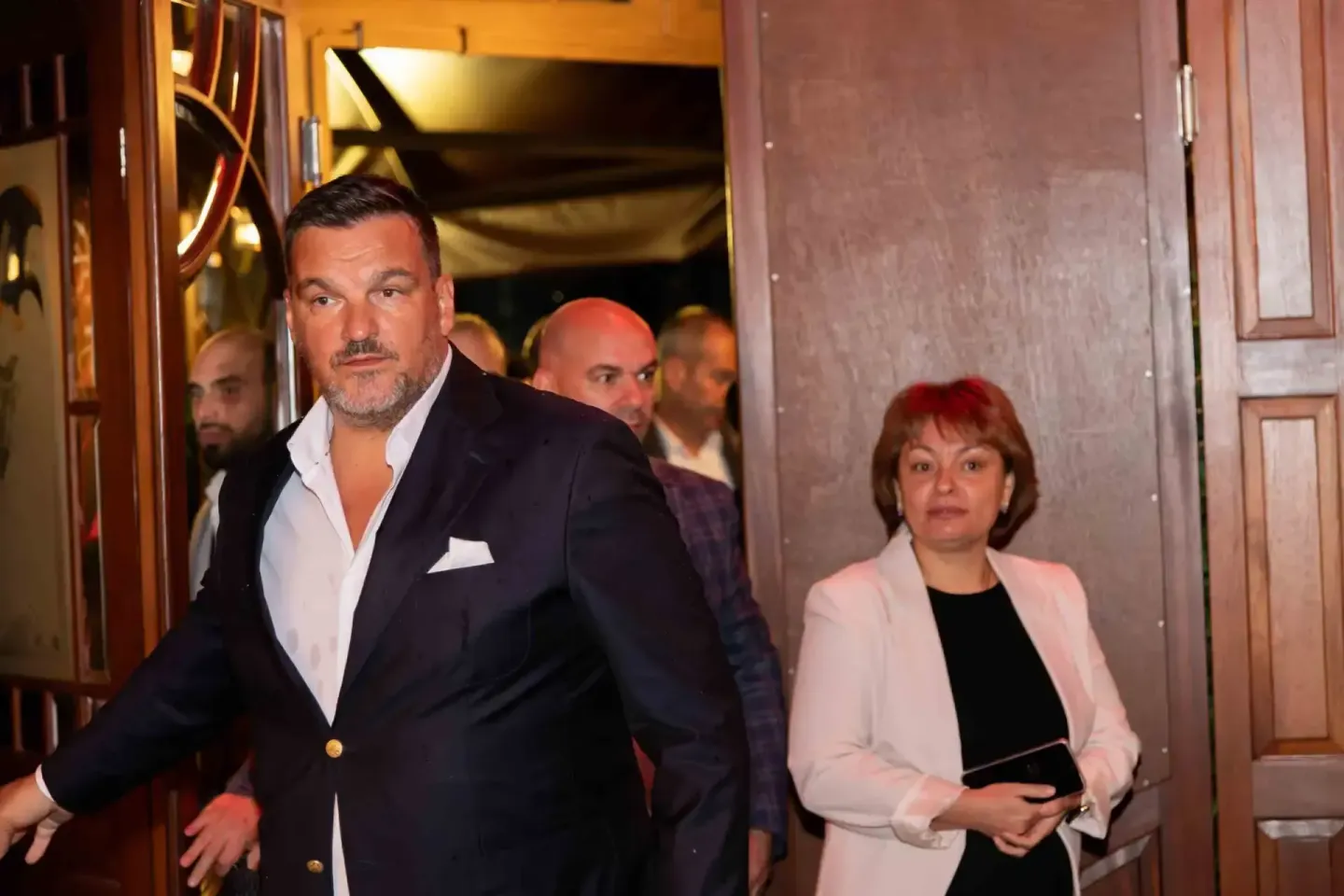 Eleganter Mann im dunklen Blazer und Frau mit rotem Haar beim Thales Firmenevent Wien, professionelle Eventfotografie