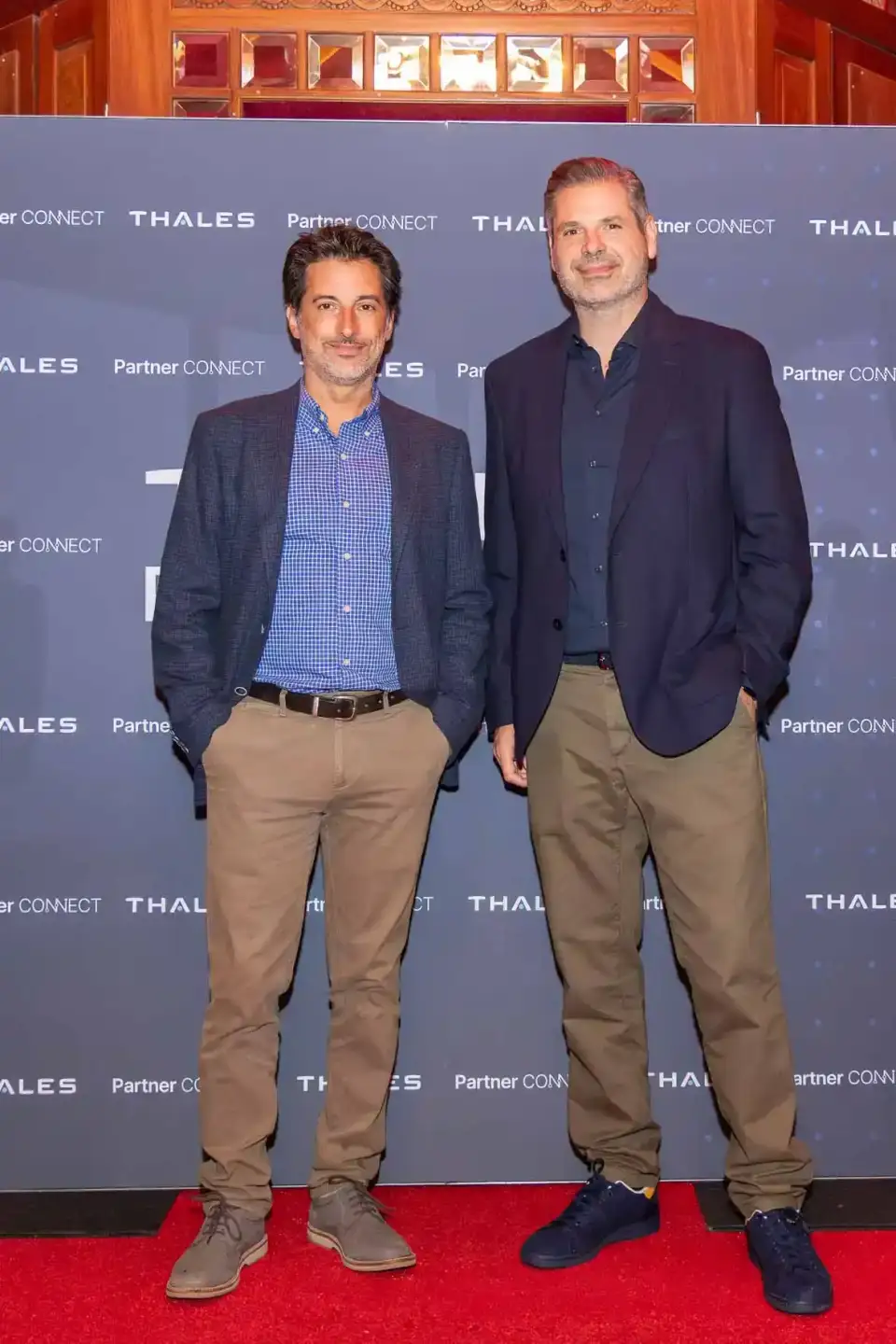 Zwei Geschäftsmänner posieren auf dem roten Teppich bei einer Thales Veranstaltung in Wien