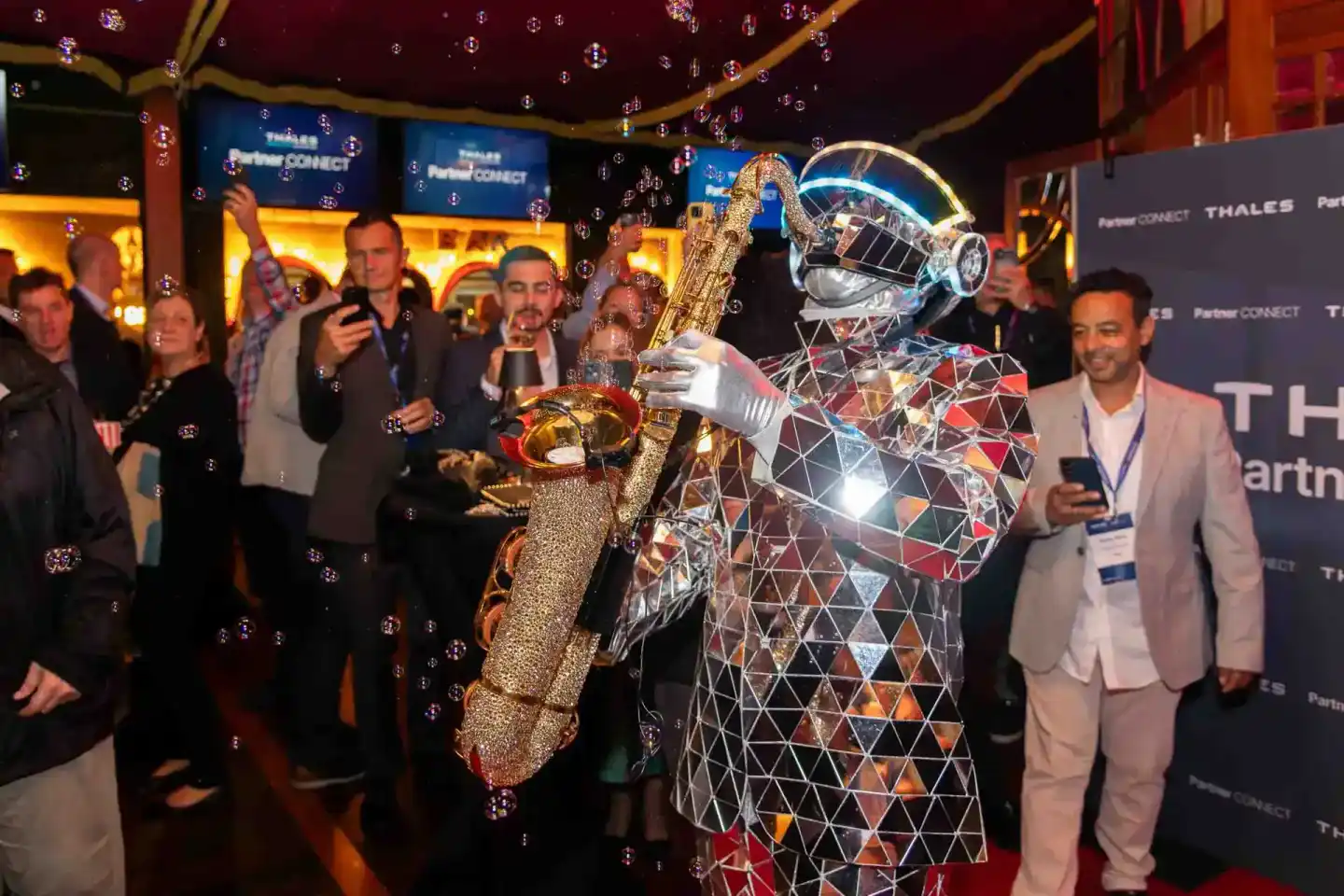 Eventfotograf Wien dokumentiert Thales Firmenevent mit futuristischem Roboter und Gästen beim Networking