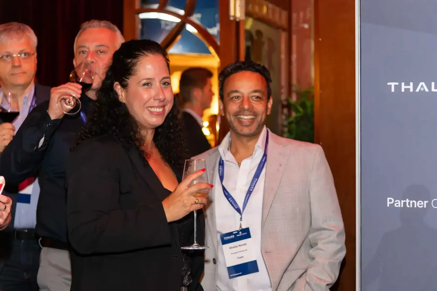 Gäste beim Thales Firmenevent in Wien stoßen mit Champagner an, Eventfotograf dokumentiert Geschäftsveranstaltung