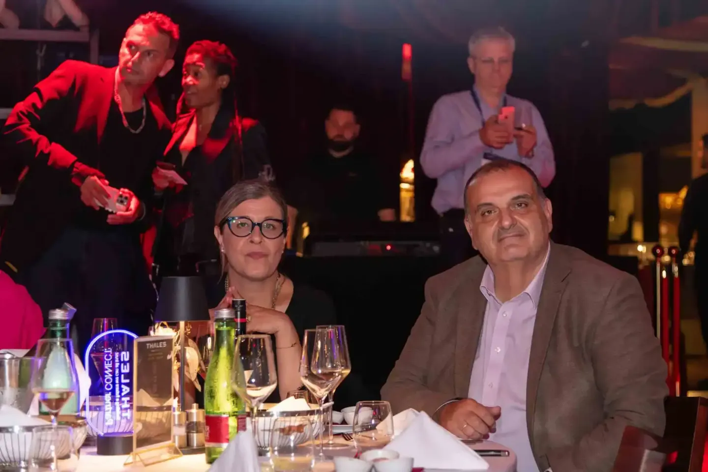 Eventfotografie Wien: Gäste bei einem Thales Firmenevent sitzen am Tisch und verfolgen eine Präsentation