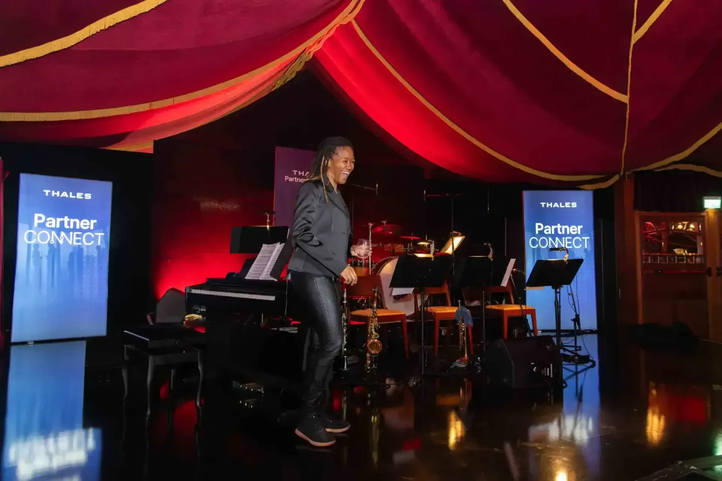 Sprecherin auf der Bühne beim Thales Partner Connect Event - Eventfotografie Wien mit Bühnenlicht und Publikum