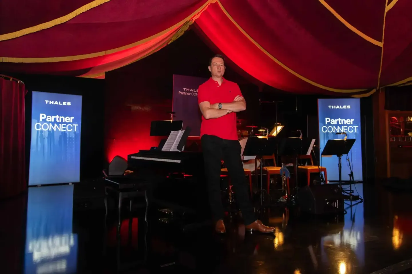 Redner in rotem Hemd präsentiert bei Thales Partner CONNECT Event vor Publikum, professionelle Eventfotografie Wien